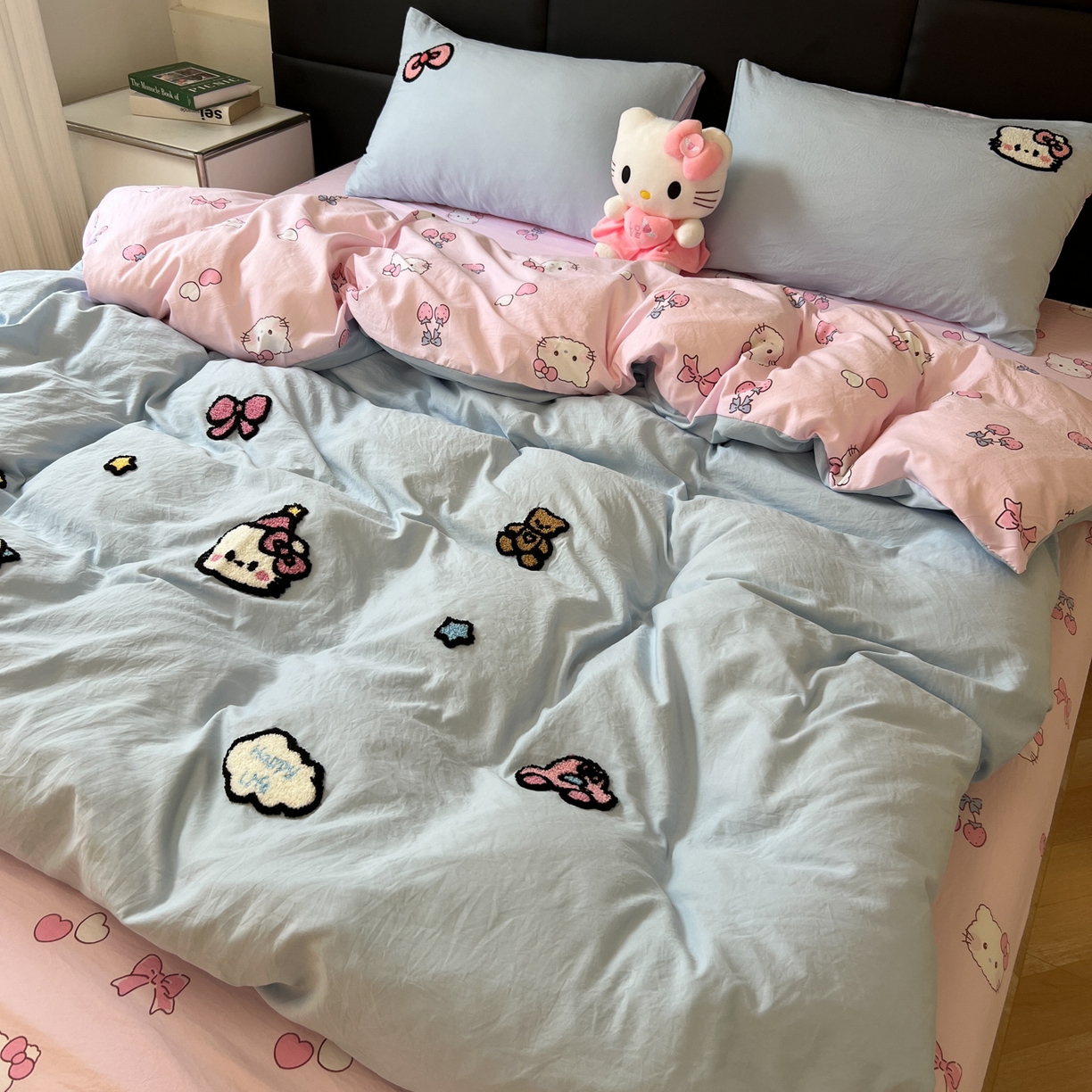 91家纺网 家纺一手货源 找家纺 盼季家纺 2025新款卡通水洗棉毛巾绣四件套 毛巾绣-猫咪聚会蓝