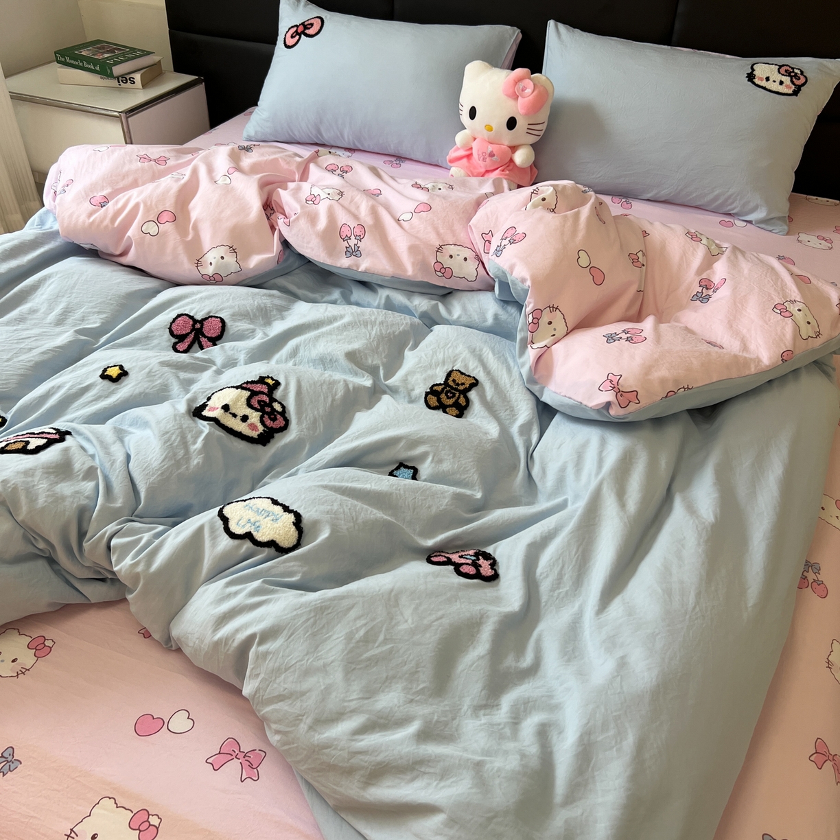 91家纺网 家纺一手货源 找家纺 盼季家纺 2025新款卡通水洗棉毛巾绣四件套 毛巾绣-猫咪聚会蓝