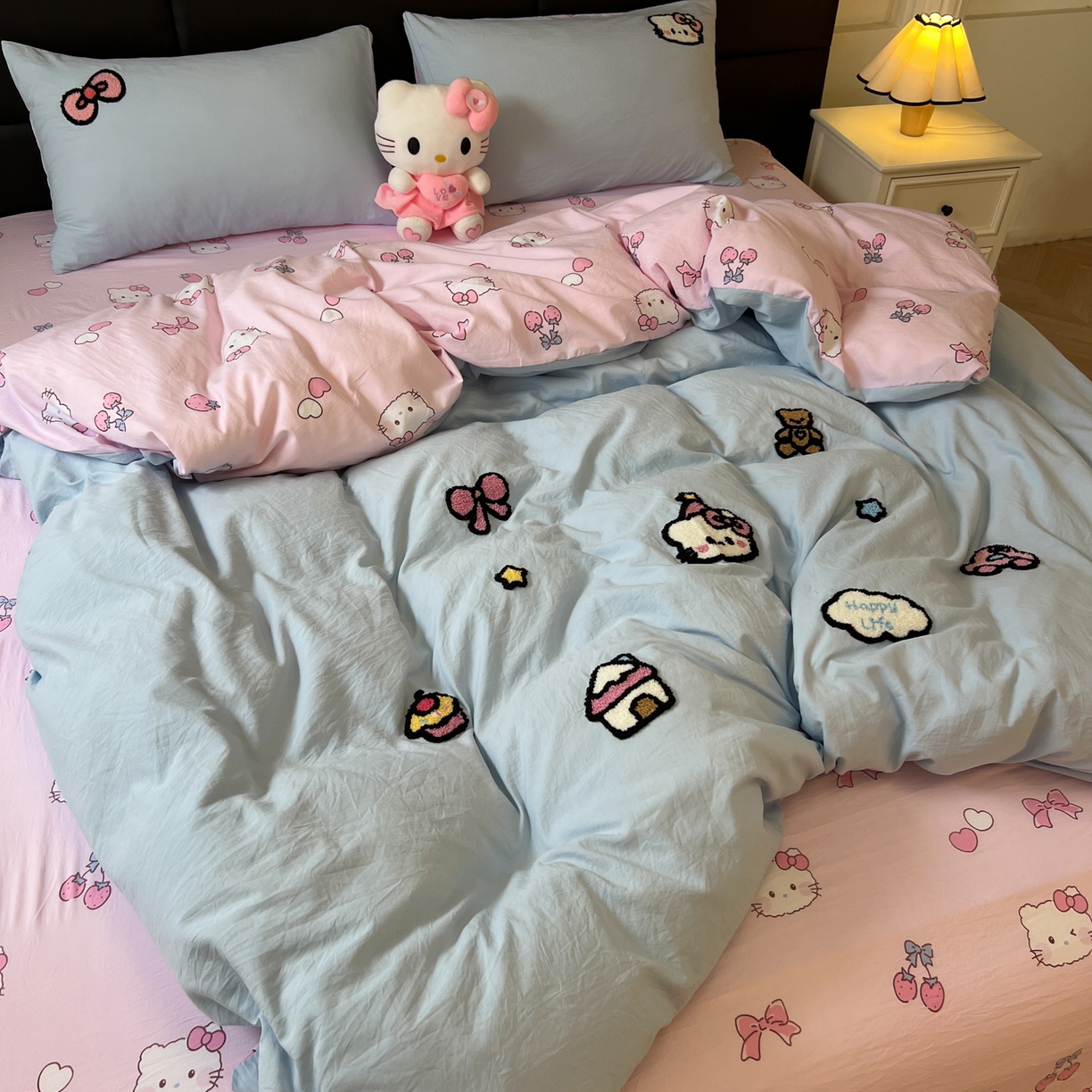 91家纺网 家纺一手货源 找家纺 盼季家纺 2025新款卡通水洗棉毛巾绣四件套 毛巾绣-猫咪聚会蓝