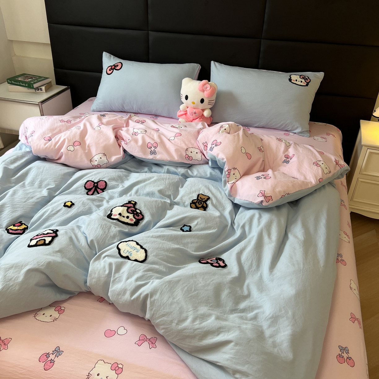 91家纺网 家纺一手货源 找家纺 盼季家纺 2025新款卡通水洗棉毛巾绣四件套 毛巾绣-猫咪聚会蓝