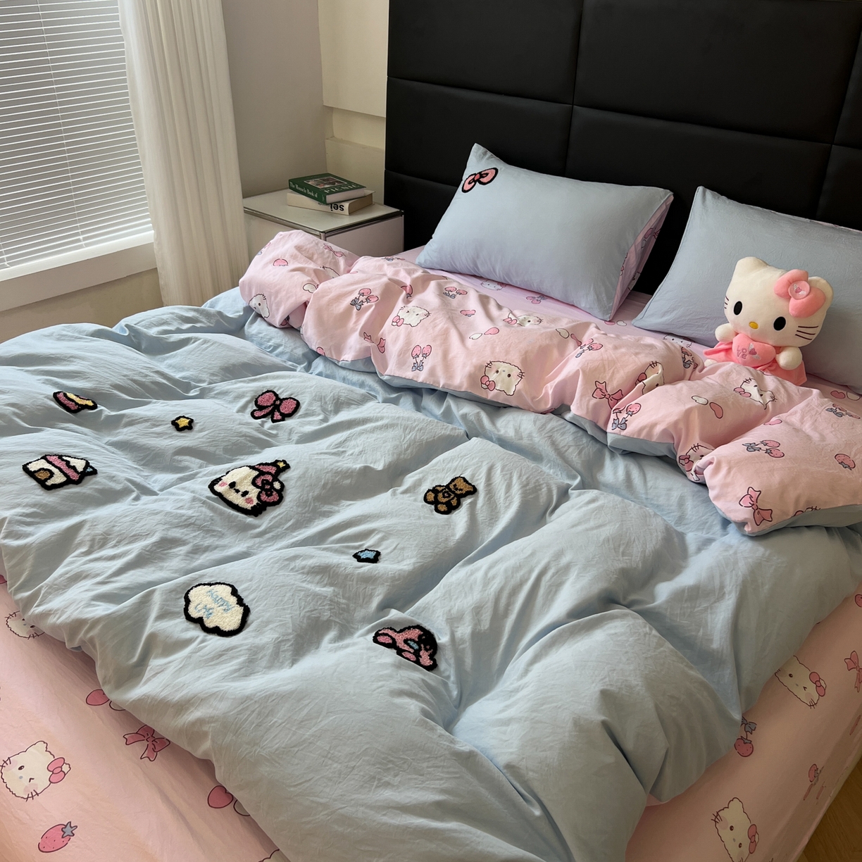 91家纺网 家纺一手货源 找家纺 盼季家纺 2025新款卡通水洗棉毛巾绣四件套 毛巾绣-猫咪聚会蓝