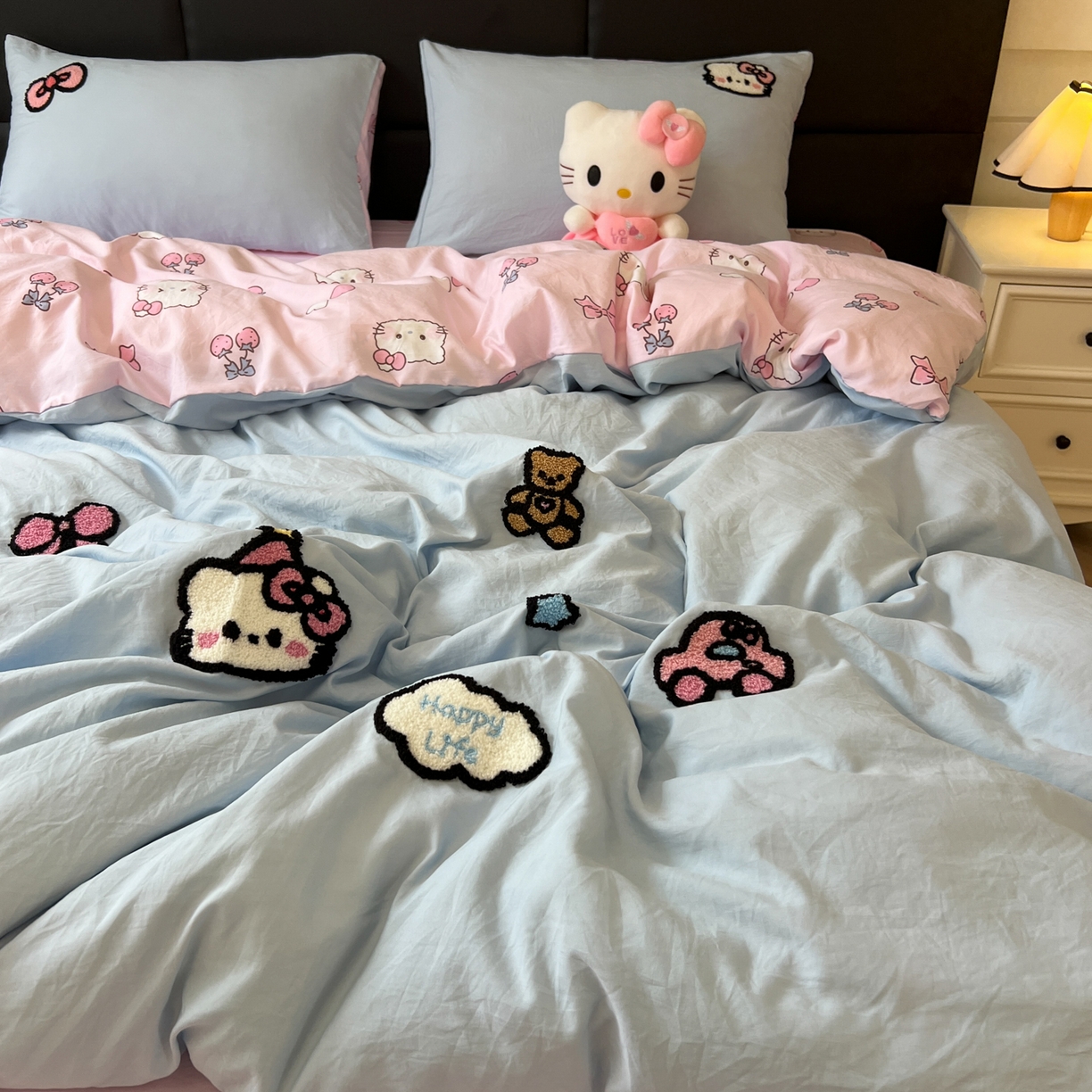 91家纺网 家纺一手货源 找家纺 盼季家纺 2025新款卡通水洗棉毛巾绣四件套 毛巾绣-猫咪聚会蓝