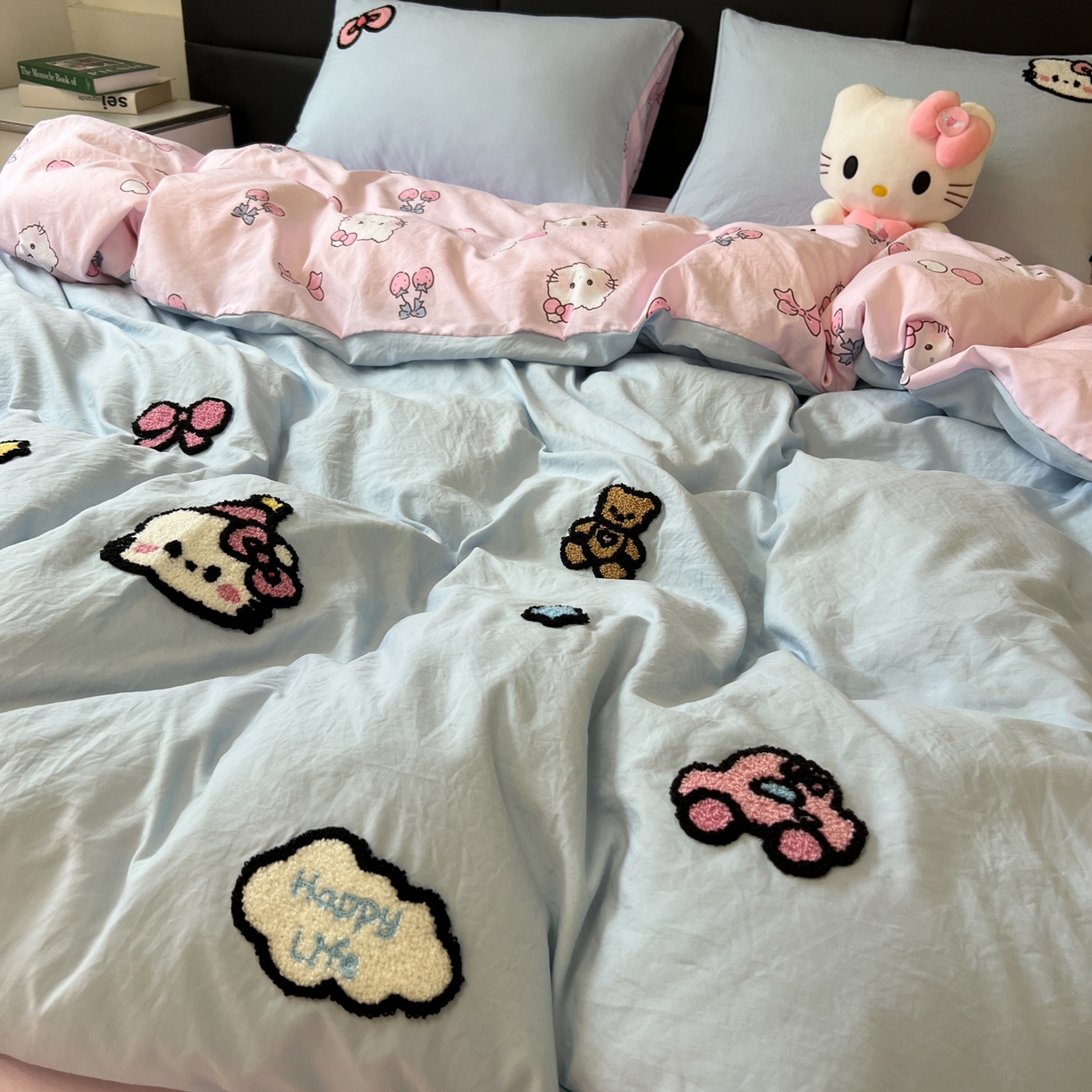 91家纺网 家纺一手货源 找家纺 盼季家纺 2025新款卡通水洗棉毛巾绣四件套 毛巾绣-猫咪聚会蓝