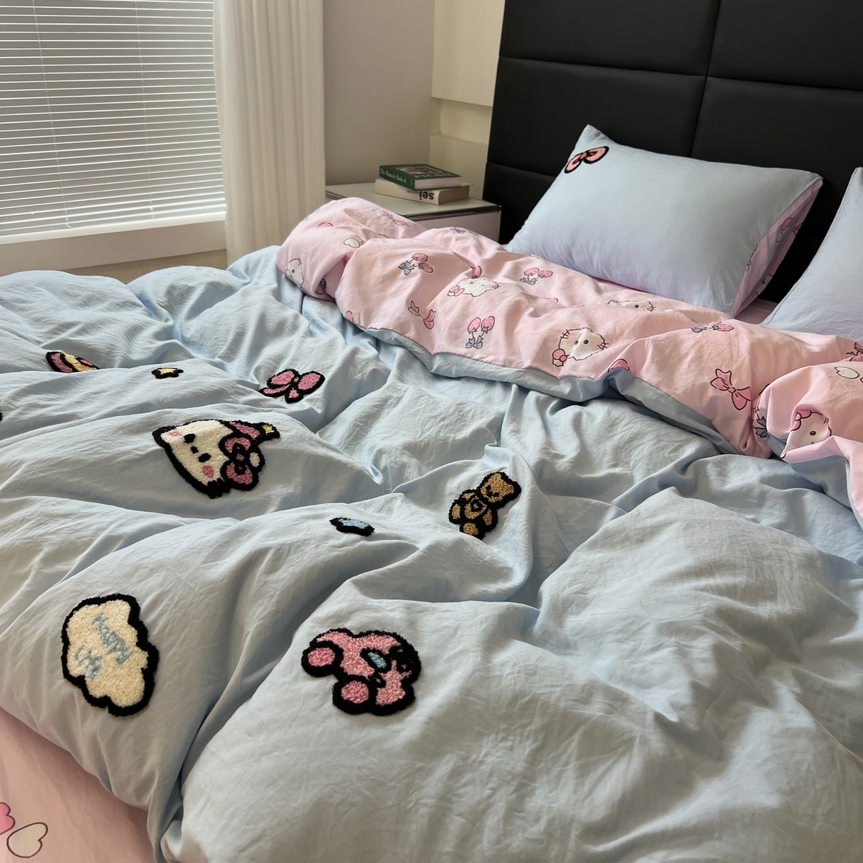 91家纺网 家纺一手货源 找家纺 盼季家纺 2025新款卡通水洗棉毛巾绣四件套 毛巾绣-猫咪聚会蓝