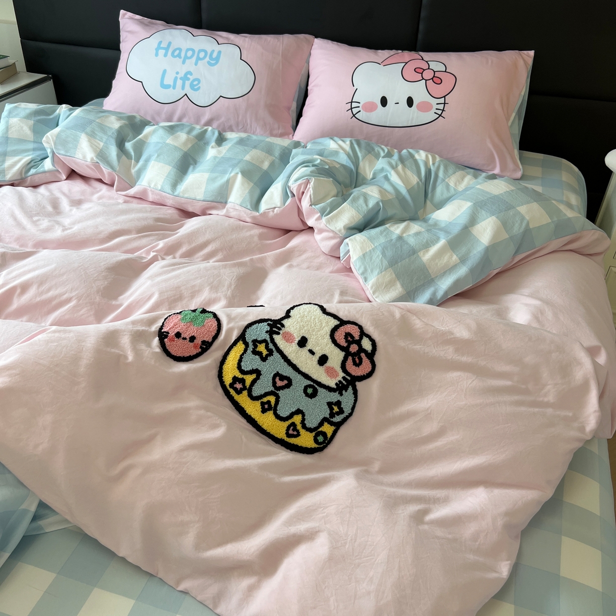 91家纺网 家纺一手货源 找家纺 盼季家纺 2025新款卡通水洗棉毛巾绣四件套 毛巾绣-莓莓蛋糕猫-粉