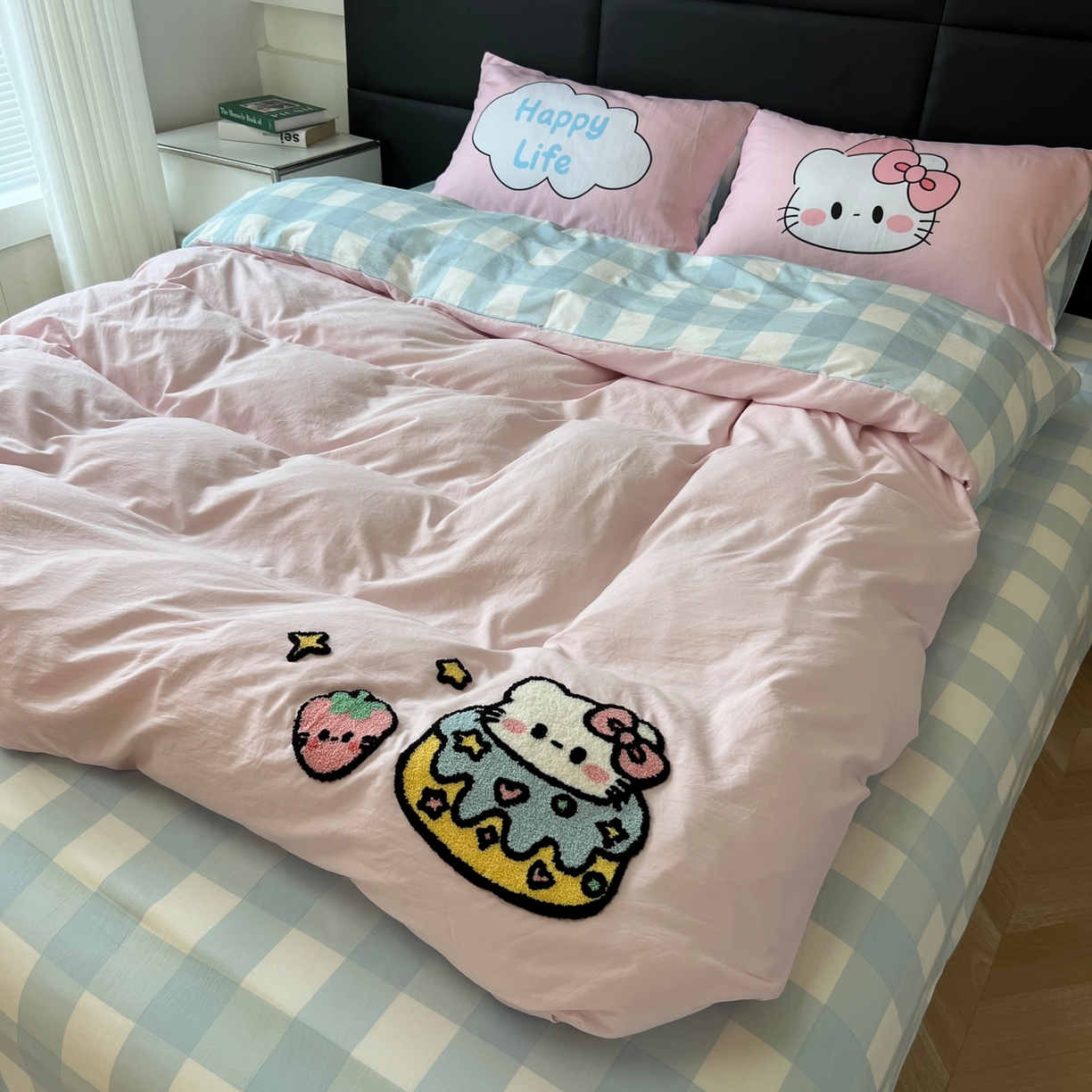 91家纺网 家纺一手货源 找家纺 盼季家纺 2025新款卡通水洗棉毛巾绣四件套 毛巾绣-莓莓蛋糕猫-粉