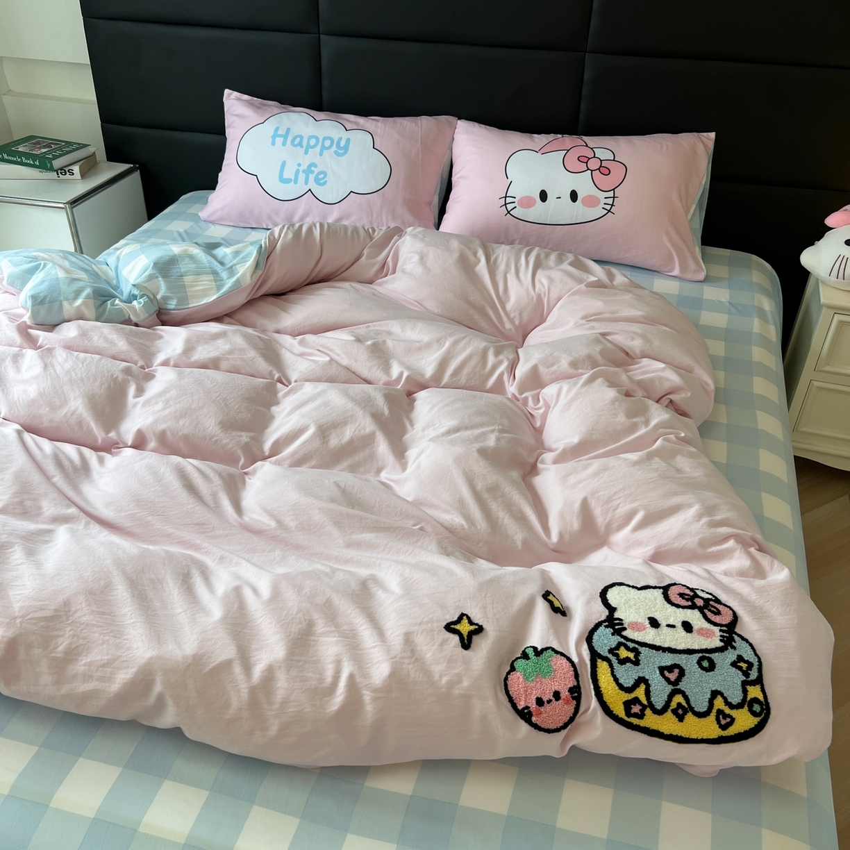 91家纺网 家纺一手货源 找家纺 盼季家纺 2025新款卡通水洗棉毛巾绣四件套 毛巾绣-莓莓蛋糕猫-粉