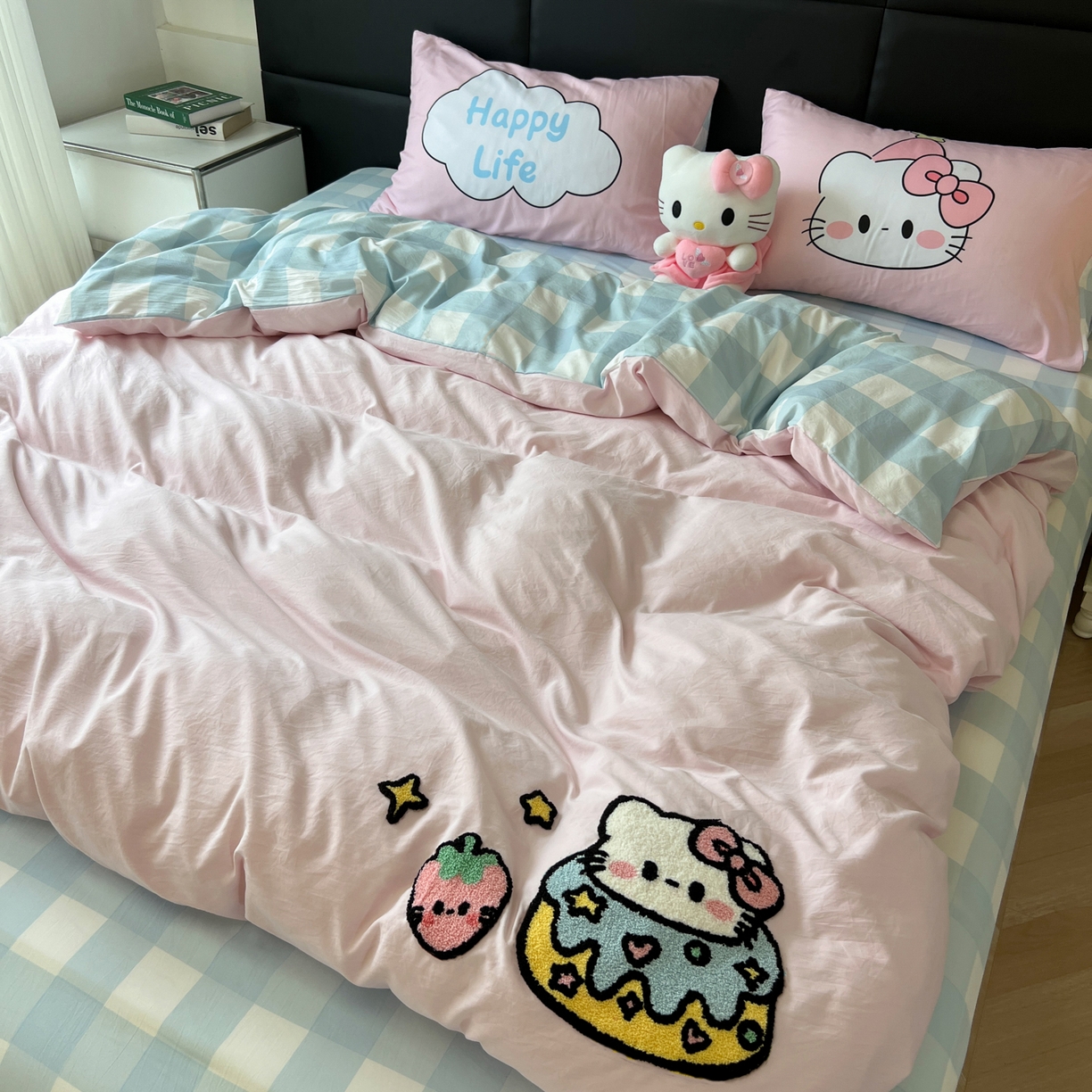 91家纺网 家纺一手货源 找家纺 盼季家纺 2025新款卡通水洗棉毛巾绣四件套 毛巾绣-莓莓蛋糕猫-粉