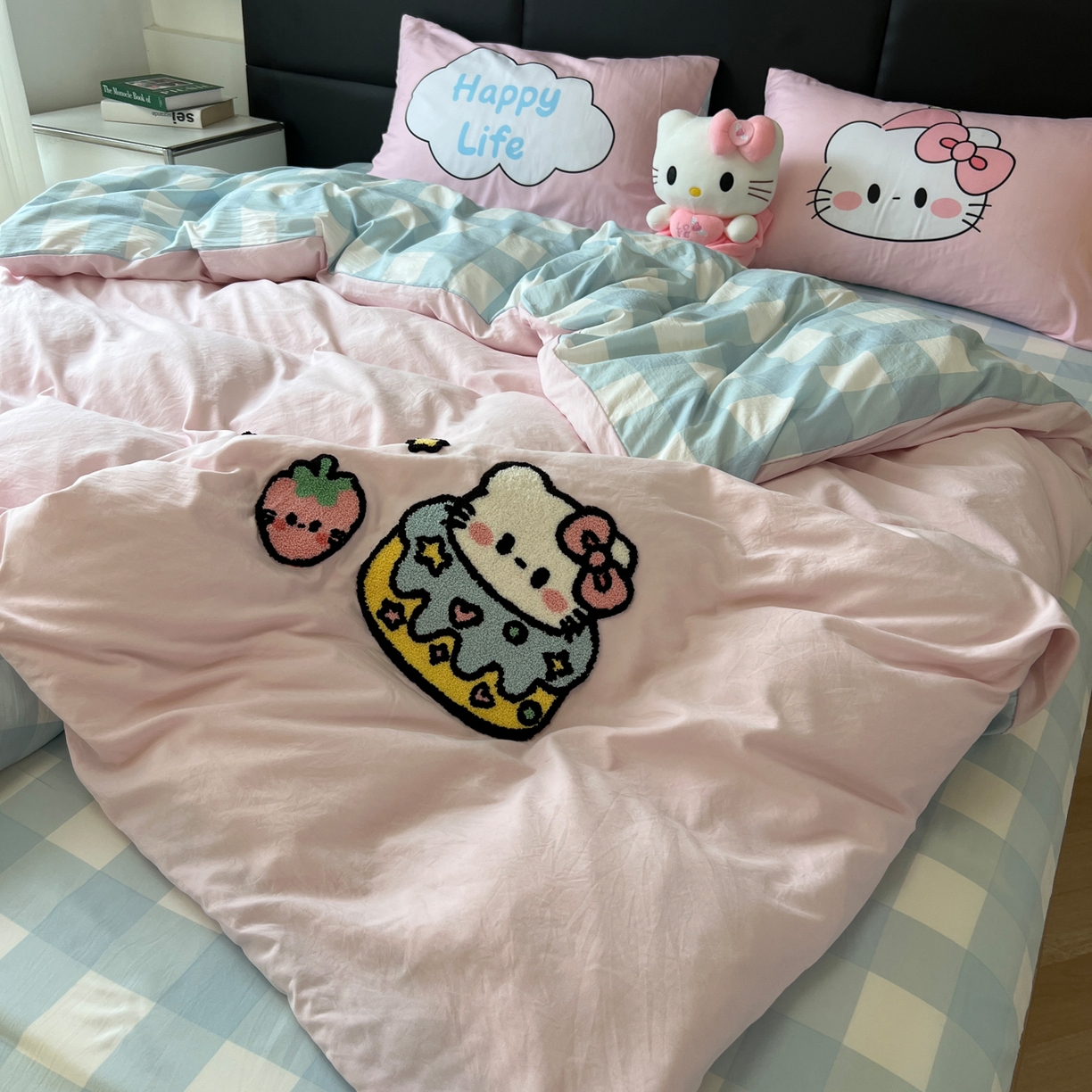 91家纺网 家纺一手货源 找家纺 盼季家纺 2025新款卡通水洗棉毛巾绣四件套 毛巾绣-莓莓蛋糕猫-粉