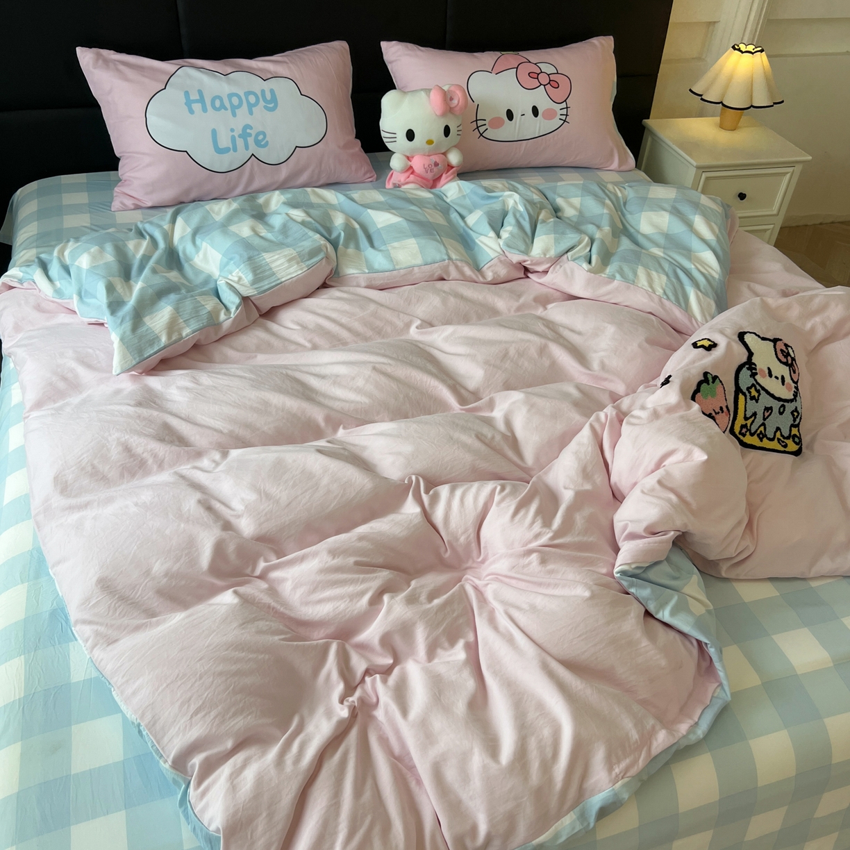 91家纺网 家纺一手货源 找家纺 盼季家纺 2025新款卡通水洗棉毛巾绣四件套 毛巾绣-莓莓蛋糕猫-粉