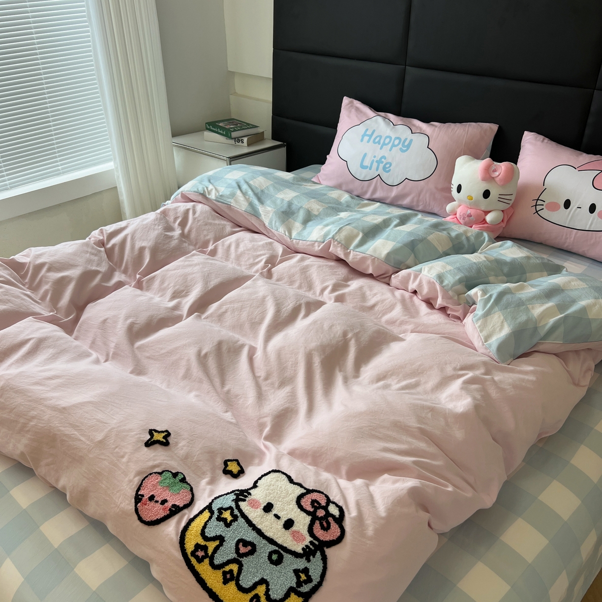 91家纺网 家纺一手货源 找家纺 盼季家纺 2025新款卡通水洗棉毛巾绣四件套 毛巾绣-莓莓蛋糕猫-粉