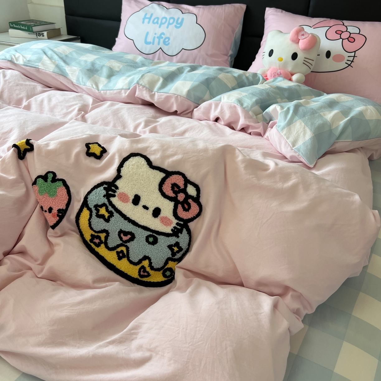 91家纺网 家纺一手货源 找家纺 盼季家纺 2025新款卡通水洗棉毛巾绣四件套 毛巾绣-莓莓蛋糕猫-粉