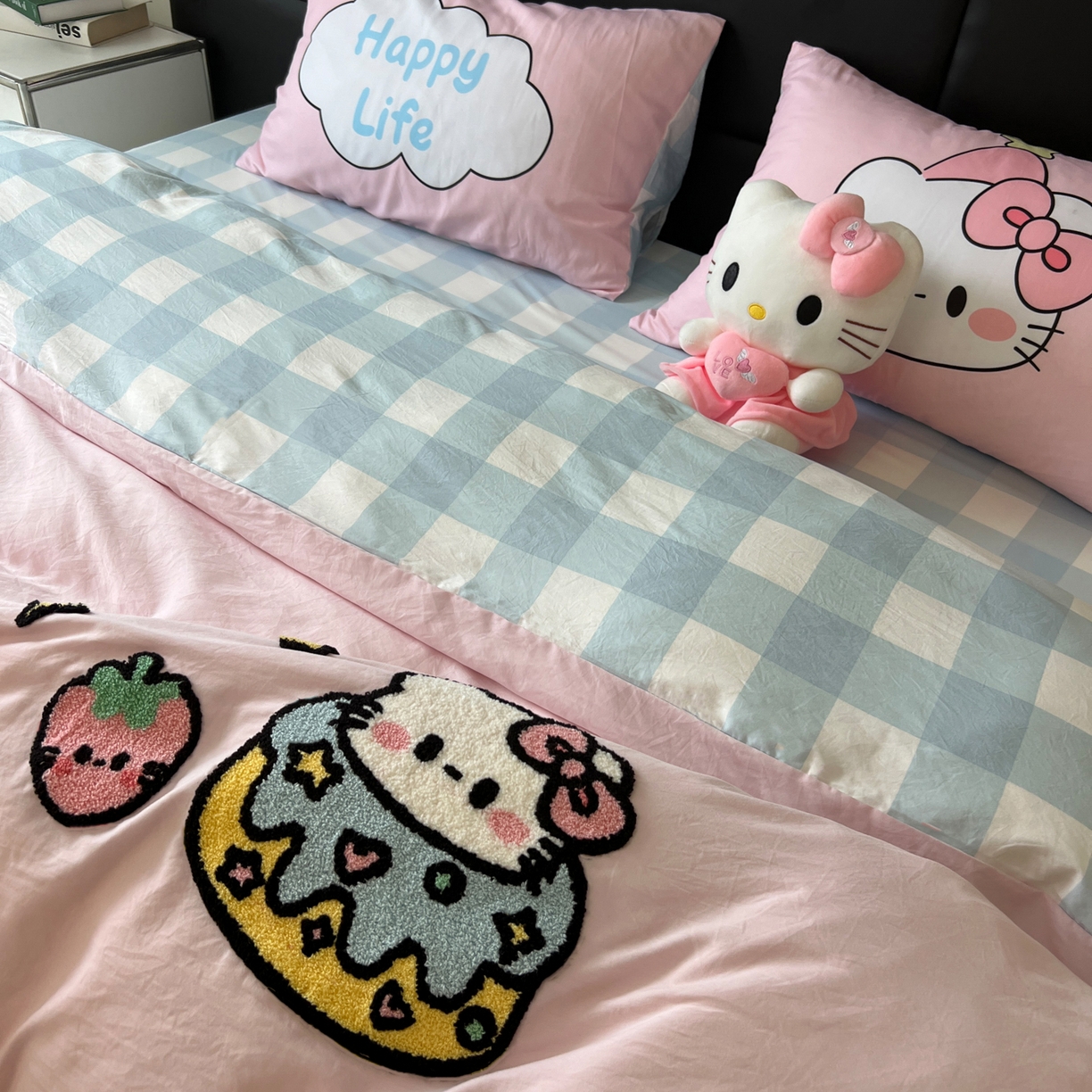 91家纺网 家纺一手货源 找家纺 盼季家纺 2025新款卡通水洗棉毛巾绣四件套 毛巾绣-莓莓蛋糕猫-粉