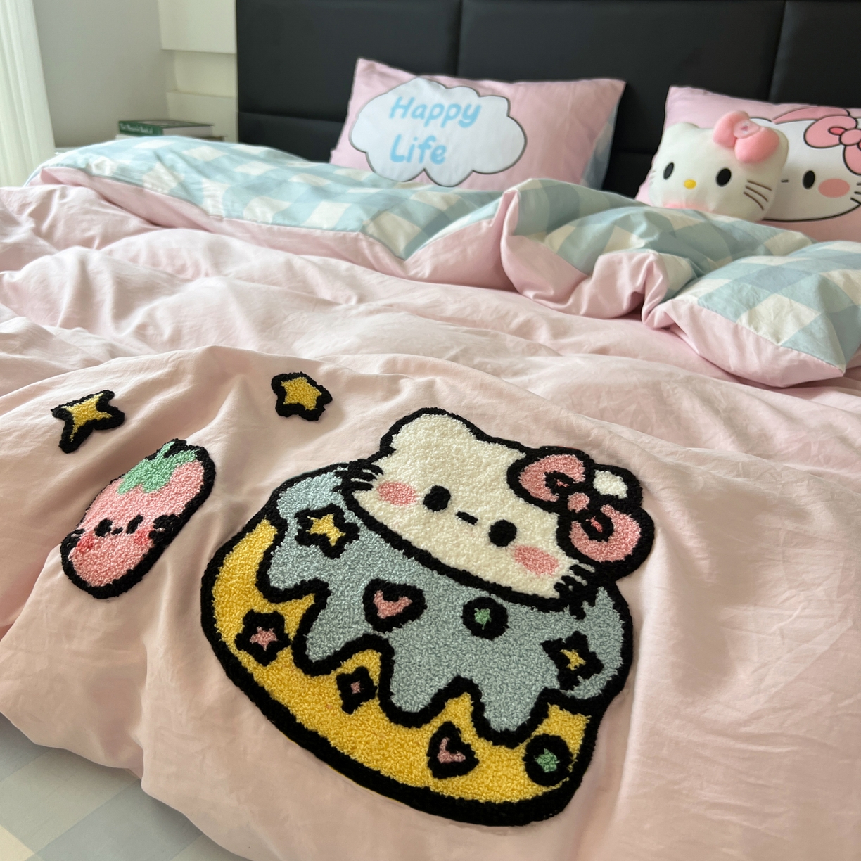 91家纺网 家纺一手货源 找家纺 盼季家纺 2025新款卡通水洗棉毛巾绣四件套 毛巾绣-莓莓蛋糕猫-粉