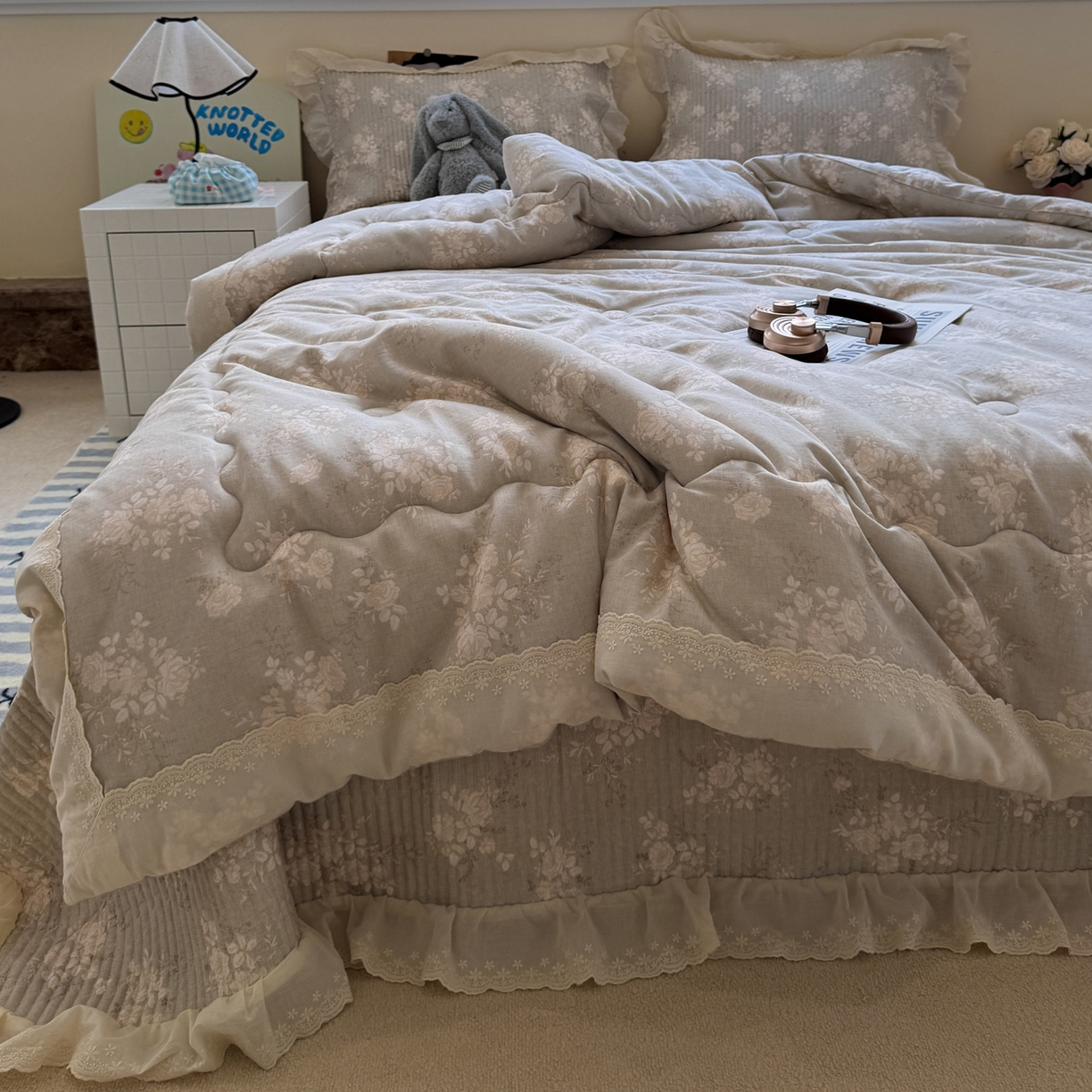 91家纺网 家纺一手货源 找家纺 一加一 2025新款田园风全棉纯棉双层纱床盖冬被被子被芯四件套 花蔓花影-灰