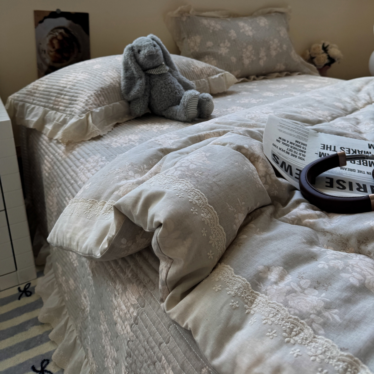 91家纺网 家纺一手货源 找家纺 一加一 2025新款田园风全棉纯棉双层纱床盖冬被被子被芯四件套 花蔓花影-灰