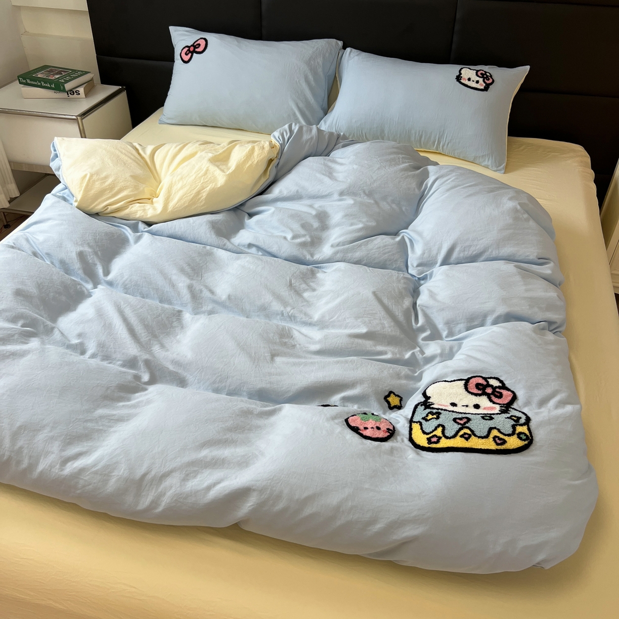 91家纺网 家纺一手货源 找家纺 盼季家纺 2025新款卡通水洗棉毛巾绣四件套 毛巾绣-莓莓蛋糕猫蓝