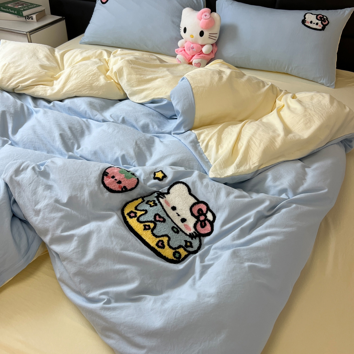 91家纺网 家纺一手货源 找家纺 盼季家纺 2025新款卡通水洗棉毛巾绣四件套 毛巾绣-莓莓蛋糕猫蓝