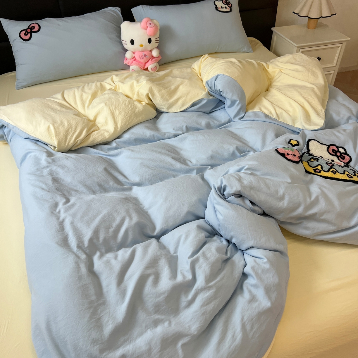 91家纺网 家纺一手货源 找家纺 盼季家纺 2025新款卡通水洗棉毛巾绣四件套 毛巾绣-莓莓蛋糕猫蓝