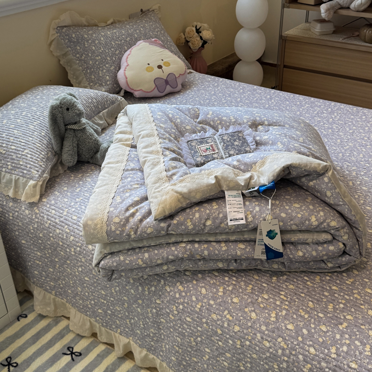 91家纺网 家纺一手货源 找家纺 一加一 2025新款田园风全棉纯棉双层纱床盖冬被被子被芯四件套 梦醒花间-灰