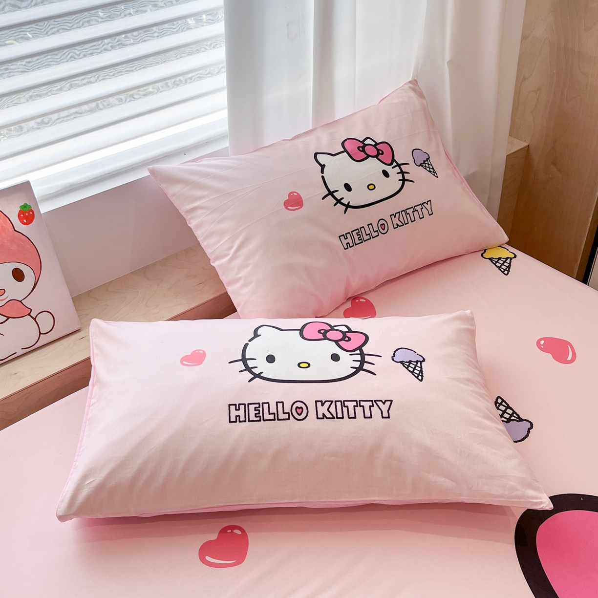 91家纺网 家纺一手货源 找家纺 暮思家居 2025新款正版授权三丽鸥大阪全棉数码印花纯棉单品床笠床笠单件单床笠（专版花型） 棉A版-甜筒KT