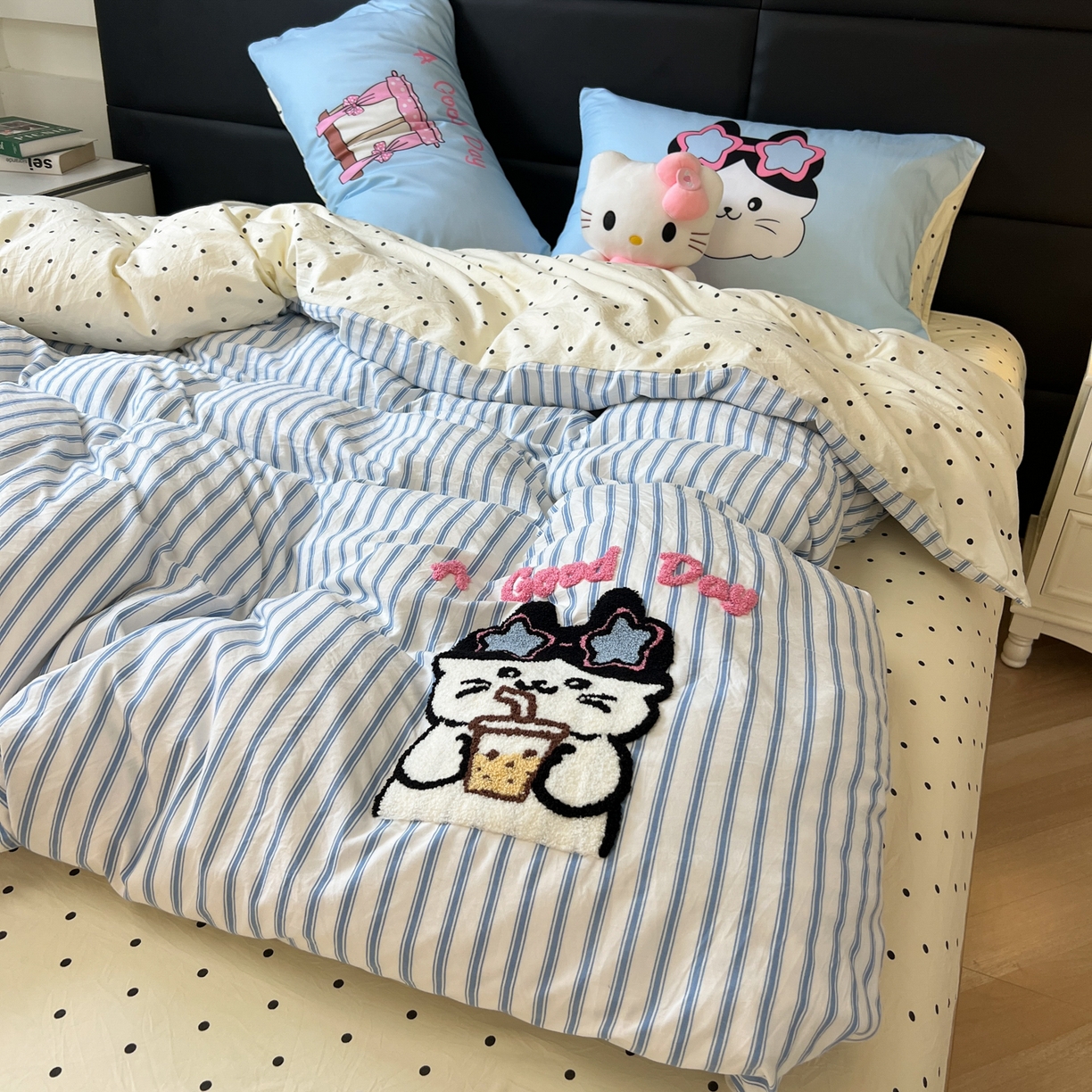 91家纺网 家纺一手货源 找家纺 盼季家纺 2025新款卡通水洗棉毛巾绣四件套 毛巾绣-奶茶眼镜猫