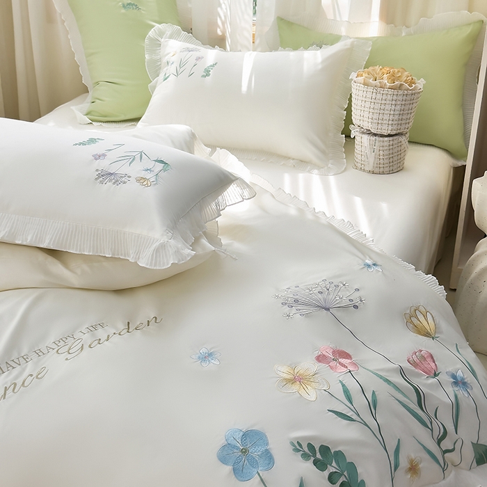 91家纺网 家纺一手货源 找家纺 青泽家纺 2025新款母婴级ins风韩版绣花荷叶边水洗棉磨毛四件套 花恋 白