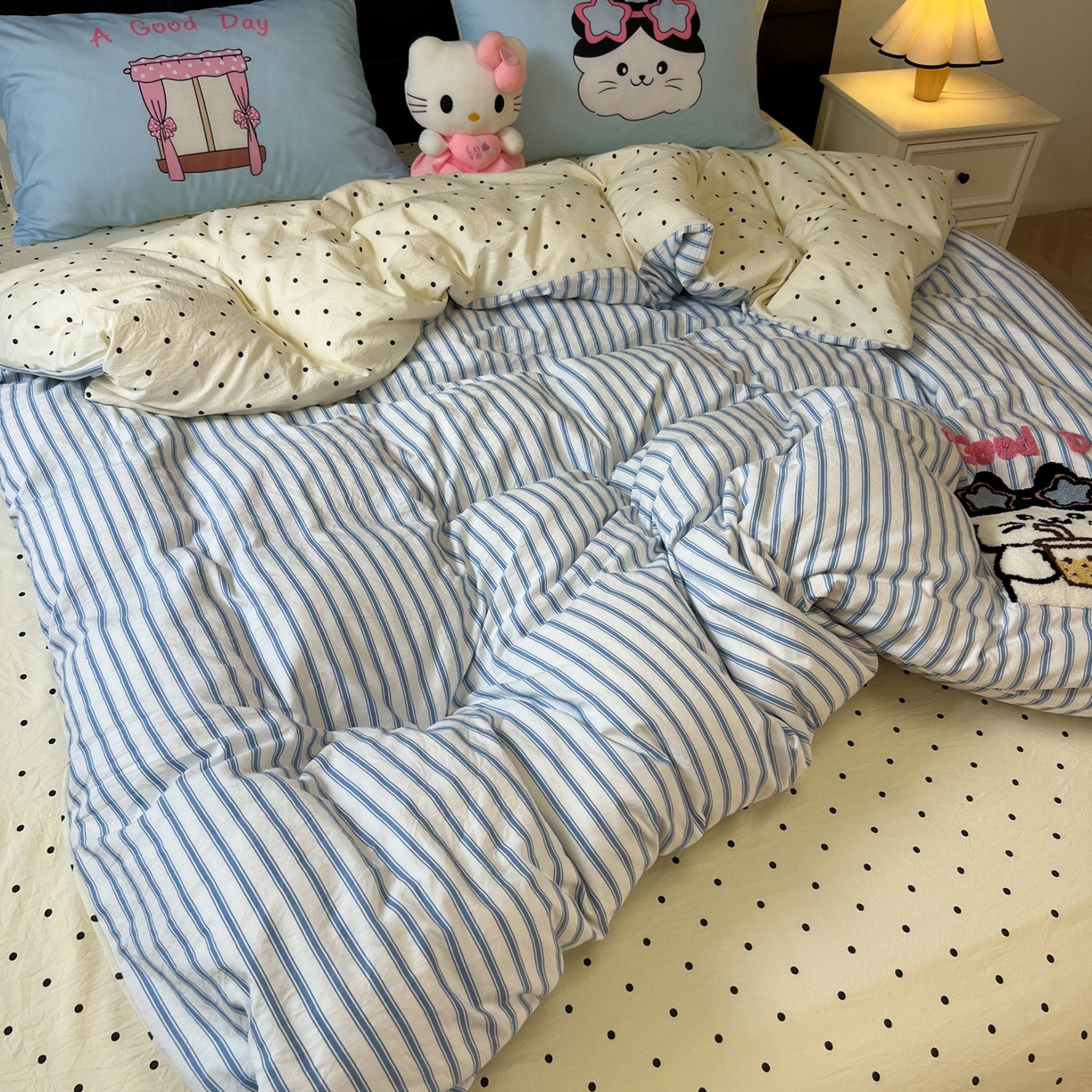 91家纺网 家纺一手货源 找家纺 盼季家纺 2025新款卡通水洗棉毛巾绣四件套 毛巾绣-奶茶眼镜猫