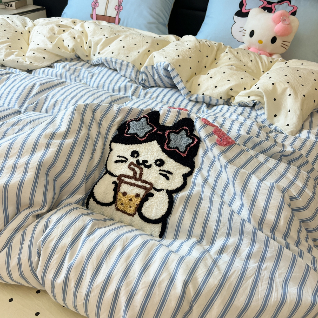 91家纺网 家纺一手货源 找家纺 盼季家纺 2025新款卡通水洗棉毛巾绣四件套 毛巾绣-奶茶眼镜猫