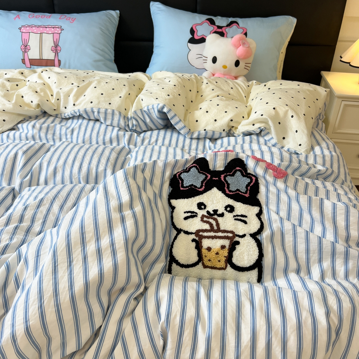 91家纺网 家纺一手货源 找家纺 盼季家纺 2025新款卡通水洗棉毛巾绣四件套 毛巾绣-奶茶眼镜猫