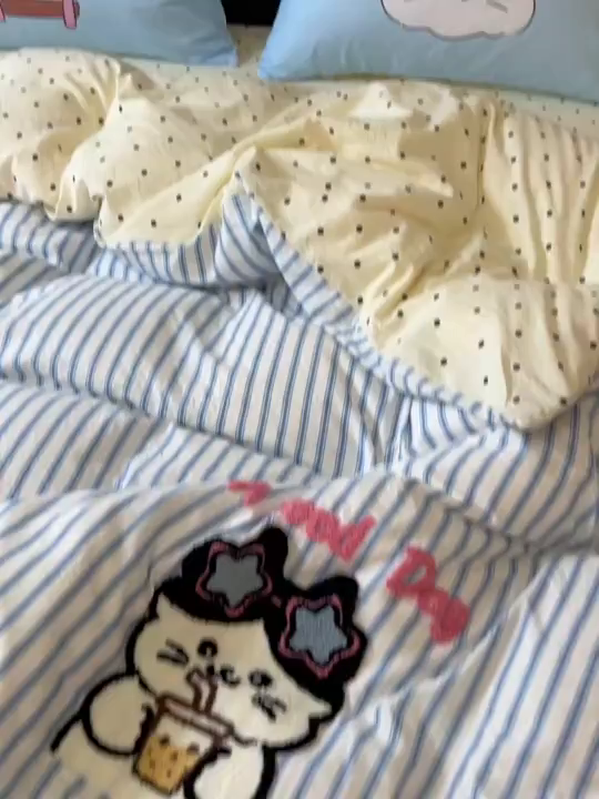 91家纺网 家纺一手货源 找家纺 盼季家纺 2025新款卡通水洗棉毛巾绣四件套 毛巾绣-奶茶眼镜猫