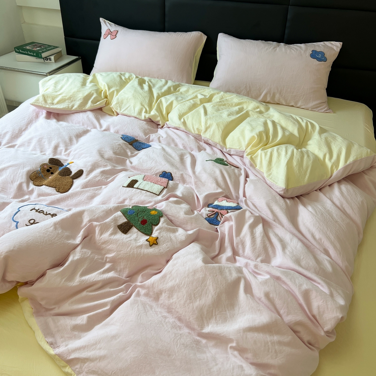 91家纺网 家纺一手货源 找家纺 盼季家纺 2025新款卡通水洗棉毛巾绣四件套 毛巾绣-小狗的家园