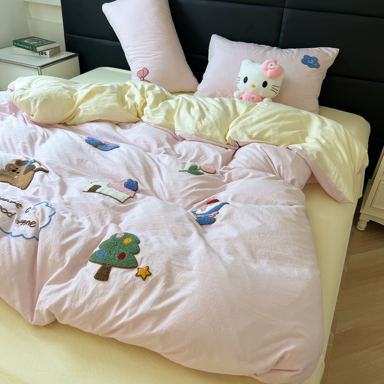 91家纺网 家纺一手货源 找家纺 盼季家纺 2025新款卡通水洗棉毛巾绣四件套 毛巾绣-小狗的家园