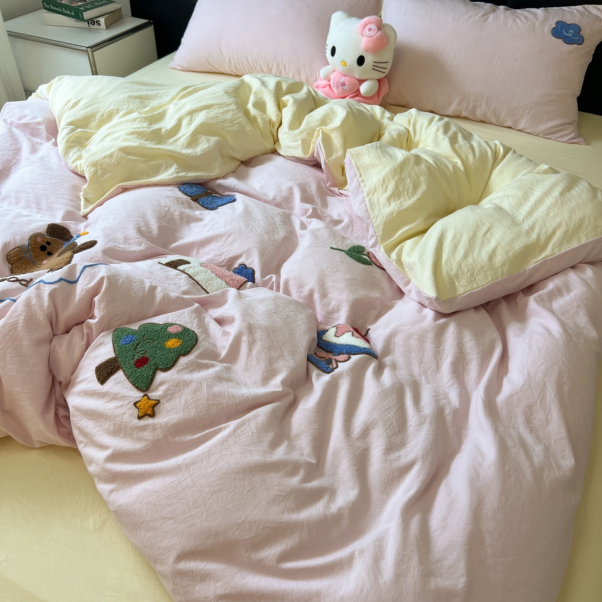 91家纺网 家纺一手货源 找家纺 盼季家纺 2025新款卡通水洗棉毛巾绣四件套 毛巾绣-小狗的家园