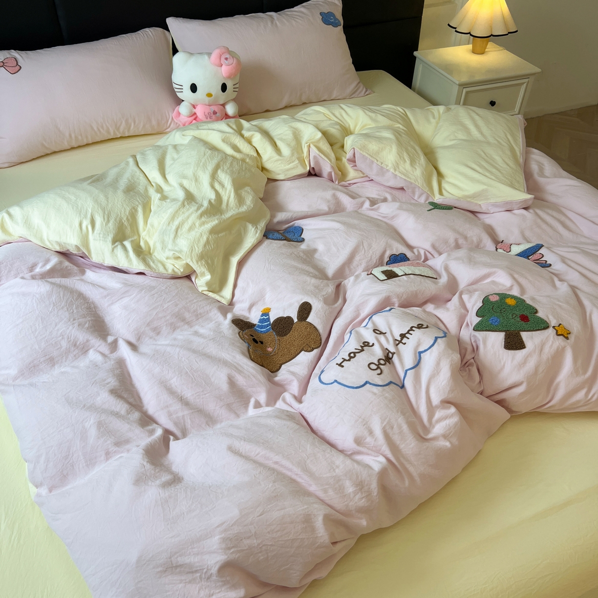 91家纺网 家纺一手货源 找家纺 盼季家纺 2025新款卡通水洗棉毛巾绣四件套 毛巾绣-小狗的家园