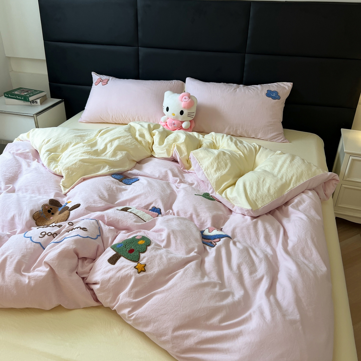 91家纺网 家纺一手货源 找家纺 盼季家纺 2025新款卡通水洗棉毛巾绣四件套 毛巾绣-小狗的家园