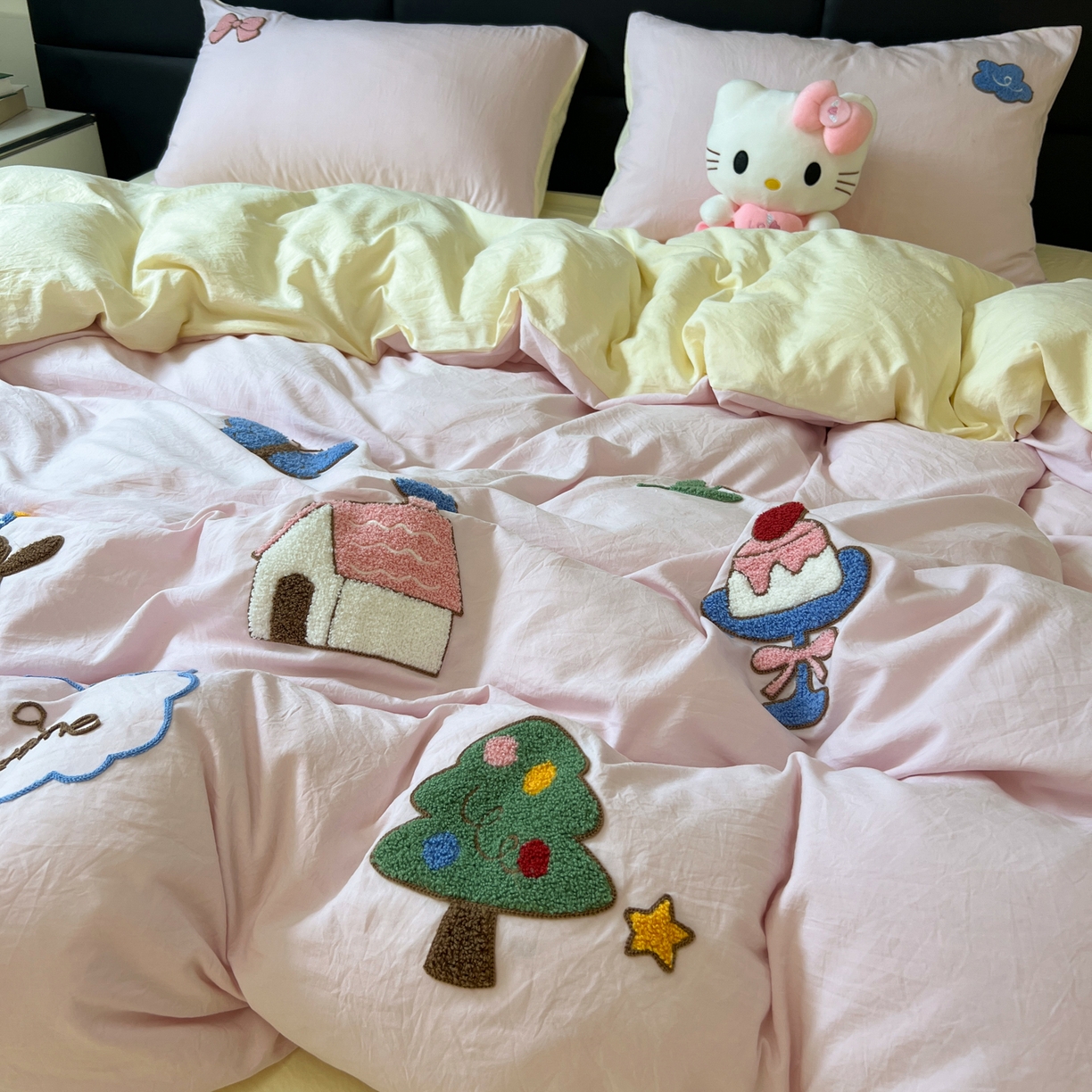 91家纺网 家纺一手货源 找家纺 盼季家纺 2025新款卡通水洗棉毛巾绣四件套 毛巾绣-小狗的家园