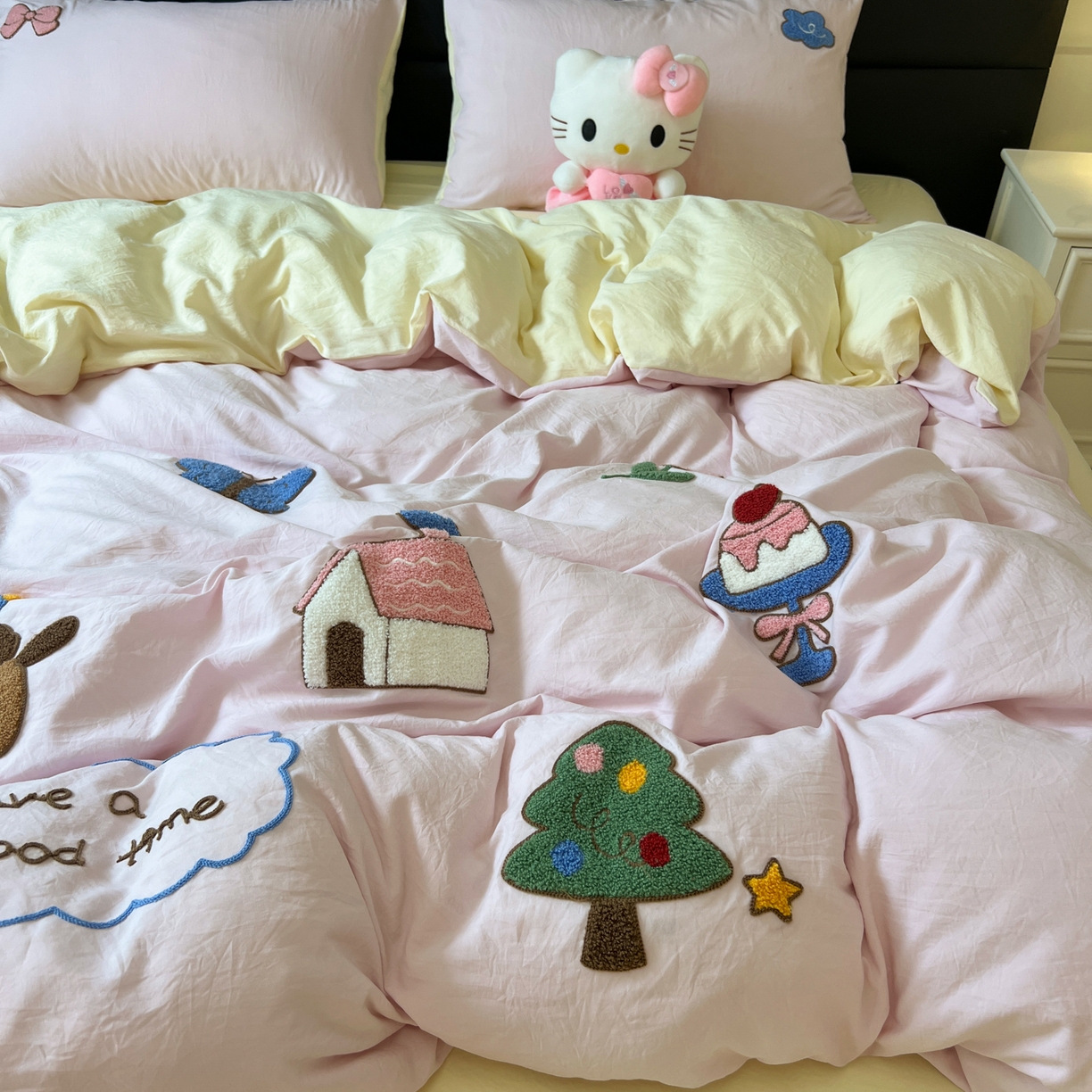 91家纺网 家纺一手货源 找家纺 盼季家纺 2025新款卡通水洗棉毛巾绣四件套 毛巾绣-小狗的家园