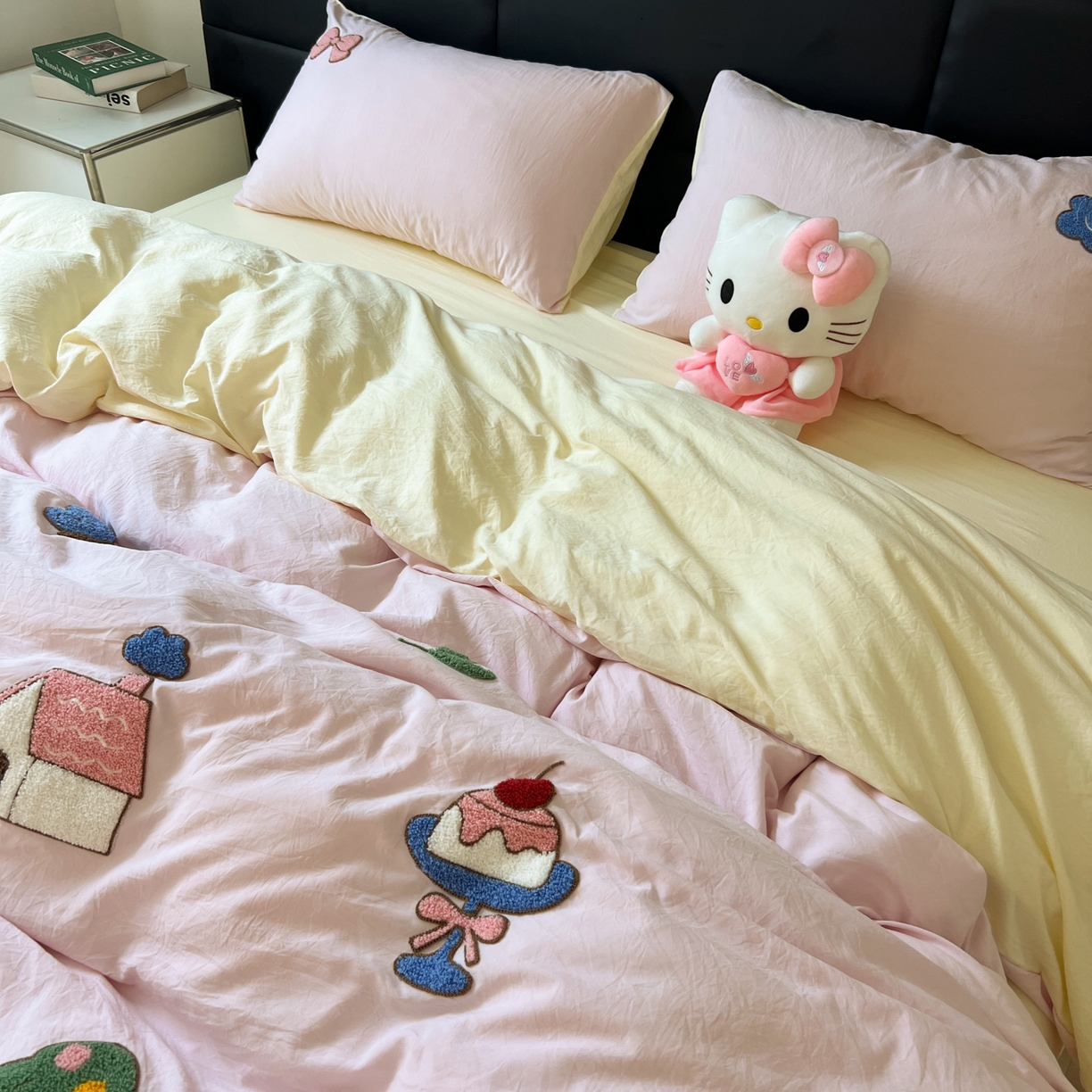 91家纺网 家纺一手货源 找家纺 盼季家纺 2025新款卡通水洗棉毛巾绣四件套 毛巾绣-小狗的家园