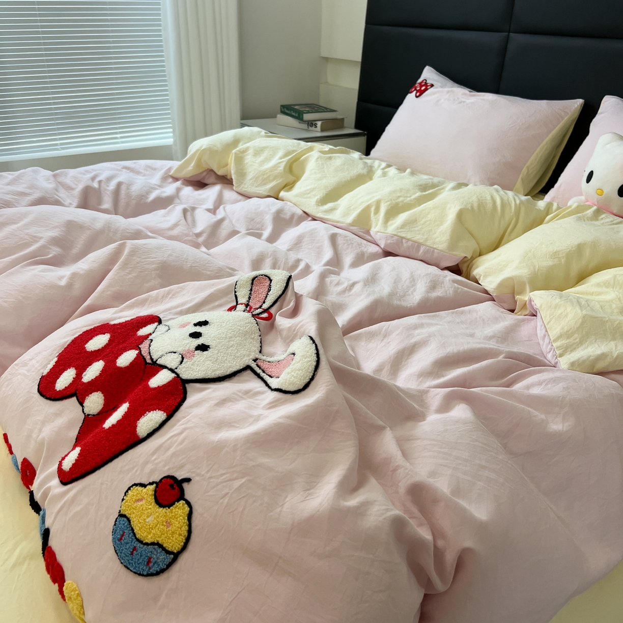 91家纺网 家纺一手货源 找家纺 盼季家纺 2025新款卡通水洗棉毛巾绣四件套 毛巾绣-小兔蝴蝶结