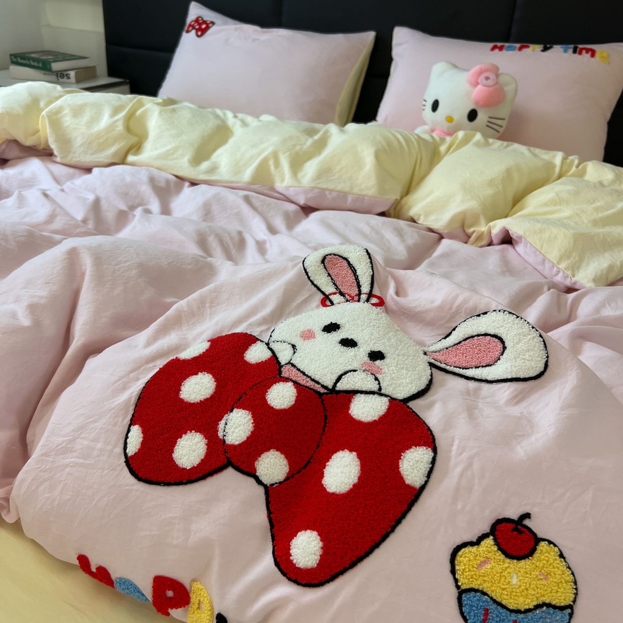 91家纺网 家纺一手货源 找家纺 盼季家纺 2025新款卡通水洗棉毛巾绣四件套 毛巾绣-小兔蝴蝶结