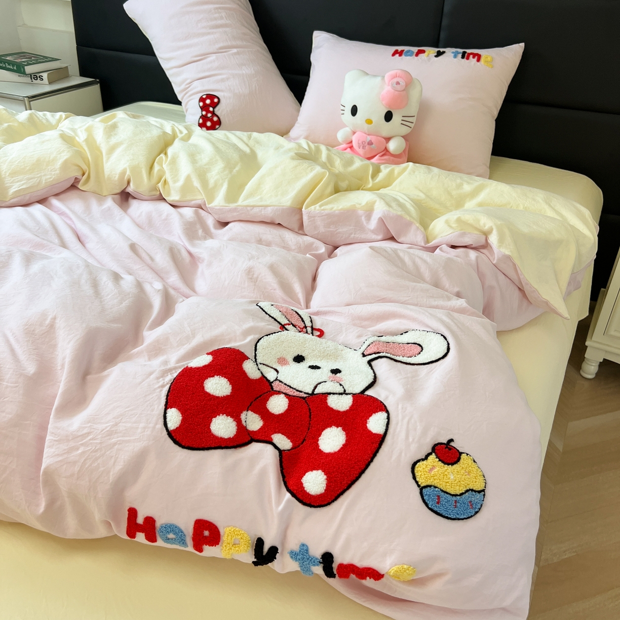 91家纺网 家纺一手货源 找家纺 盼季家纺 2025新款卡通水洗棉毛巾绣四件套 毛巾绣-小兔蝴蝶结