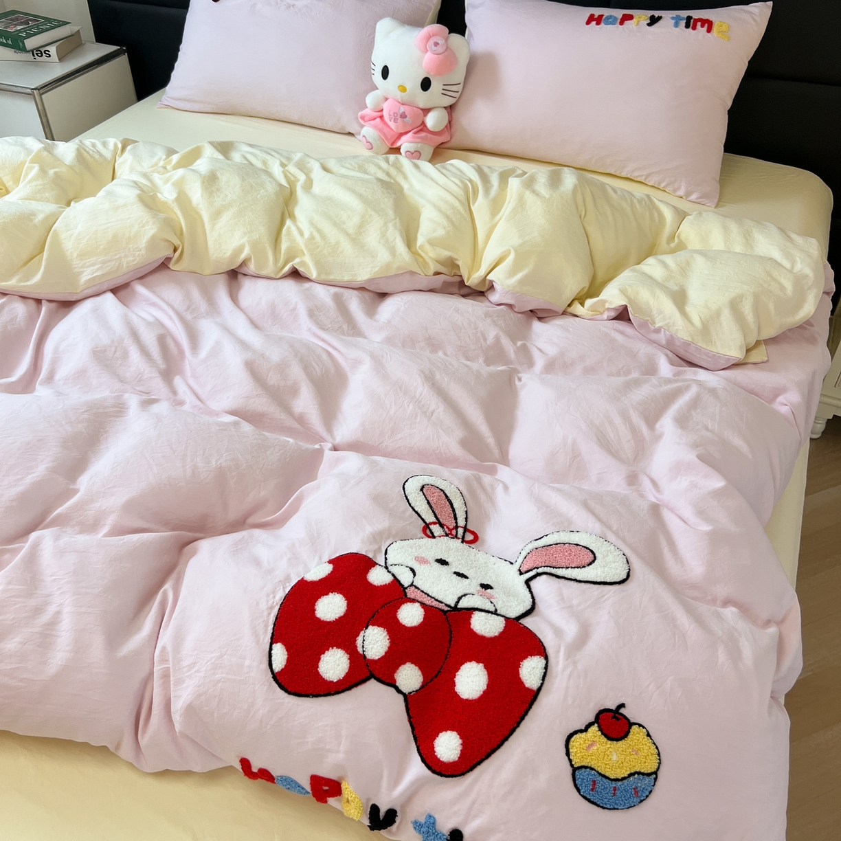 91家纺网 家纺一手货源 找家纺 盼季家纺 2025新款卡通水洗棉毛巾绣四件套 毛巾绣-小兔蝴蝶结