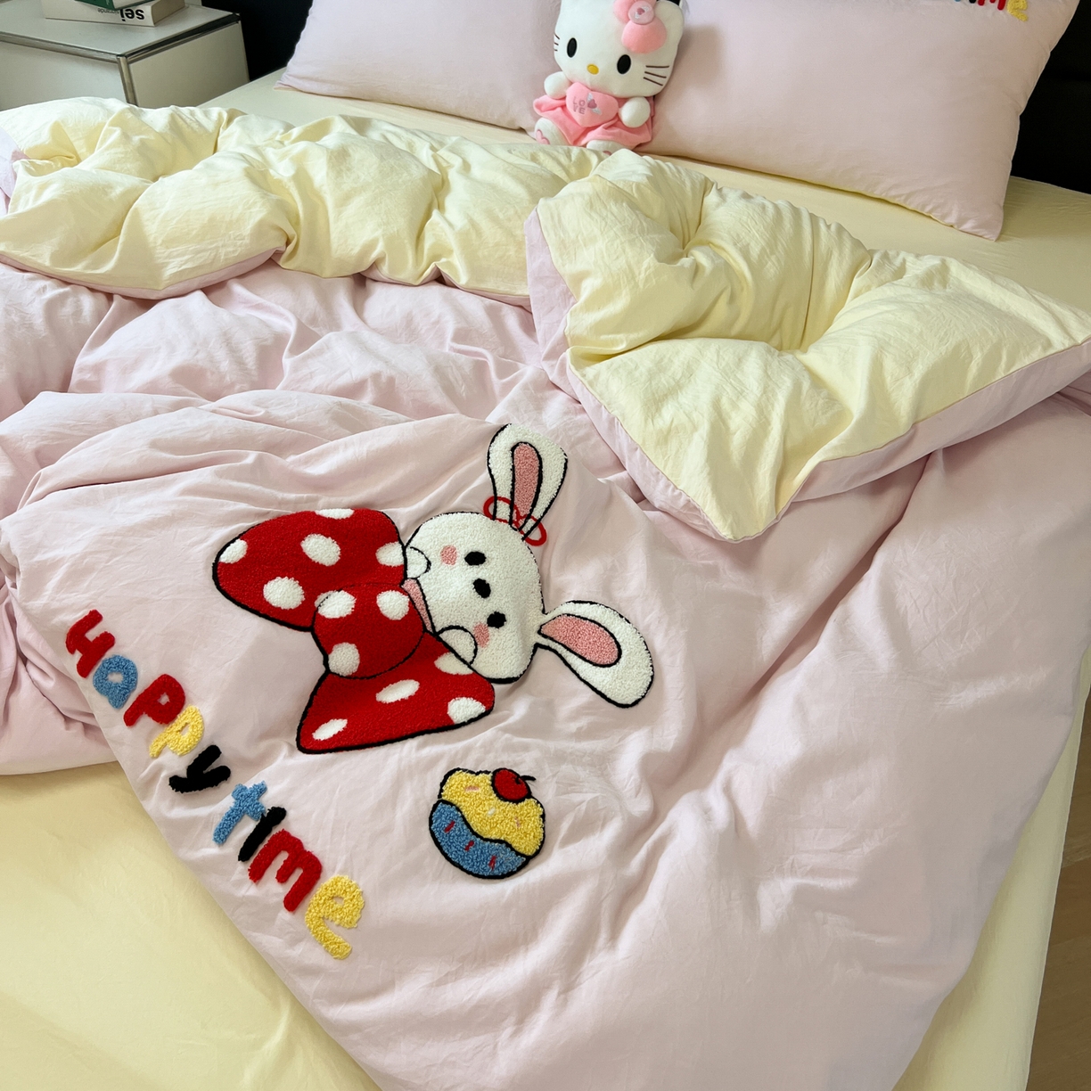 91家纺网 家纺一手货源 找家纺 盼季家纺 2025新款卡通水洗棉毛巾绣四件套 毛巾绣-小兔蝴蝶结