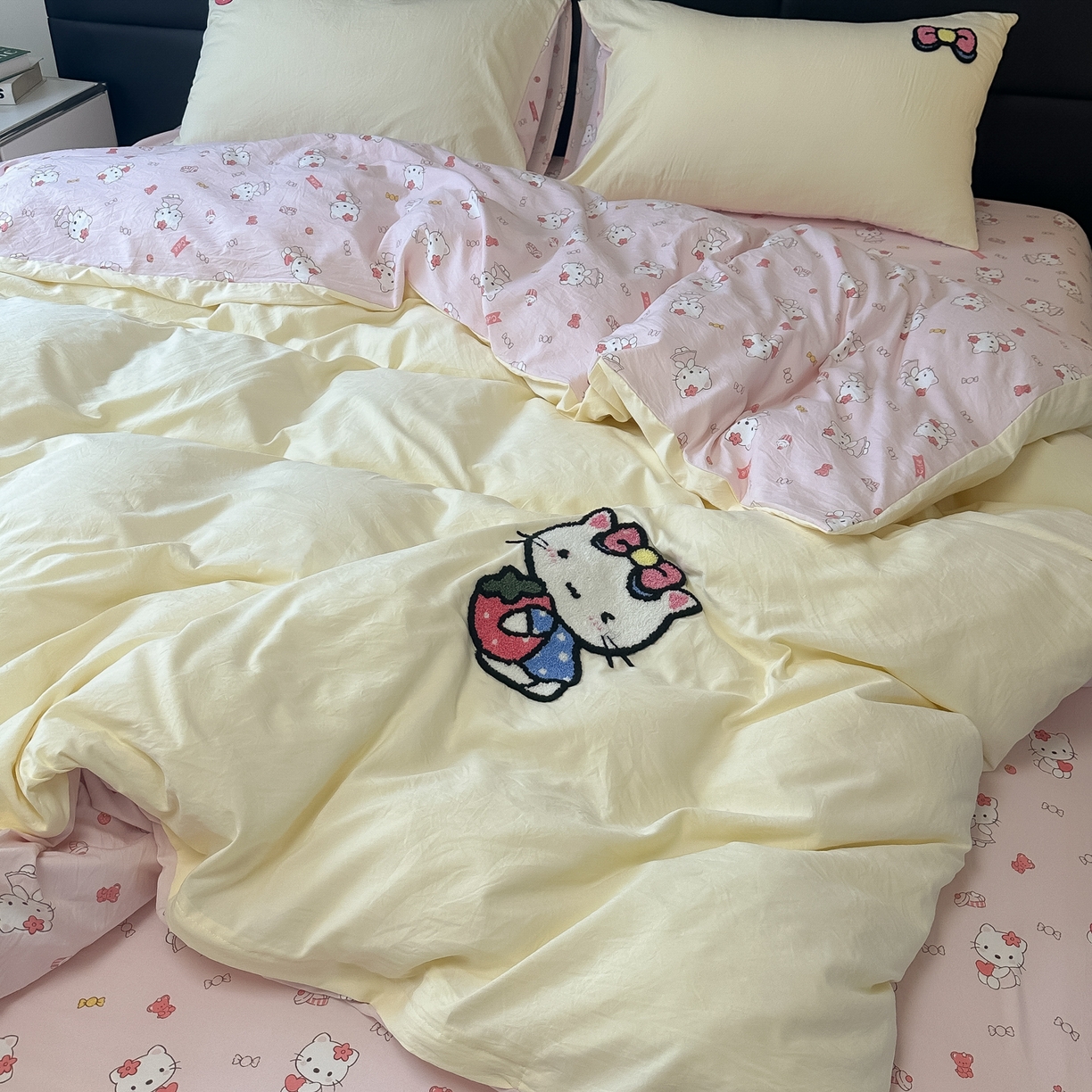 91家纺网 家纺一手货源 找家纺 盼季家纺 2025新款卡通水洗棉毛巾绣四件套 HELLO猫咪-毛巾绣-黄粉