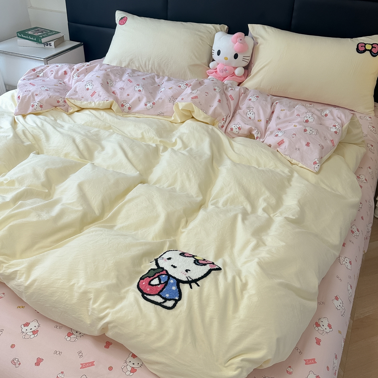 91家纺网 家纺一手货源 找家纺 盼季家纺 2025新款卡通水洗棉毛巾绣四件套 HELLO猫咪-毛巾绣-黄粉