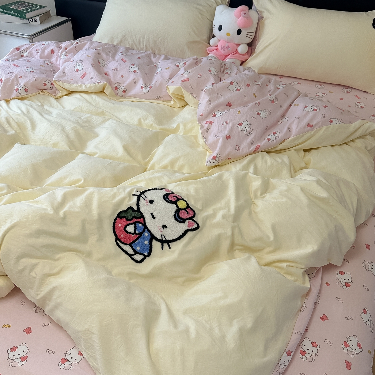 91家纺网 家纺一手货源 找家纺 盼季家纺 2025新款卡通水洗棉毛巾绣四件套 HELLO猫咪-毛巾绣-黄粉