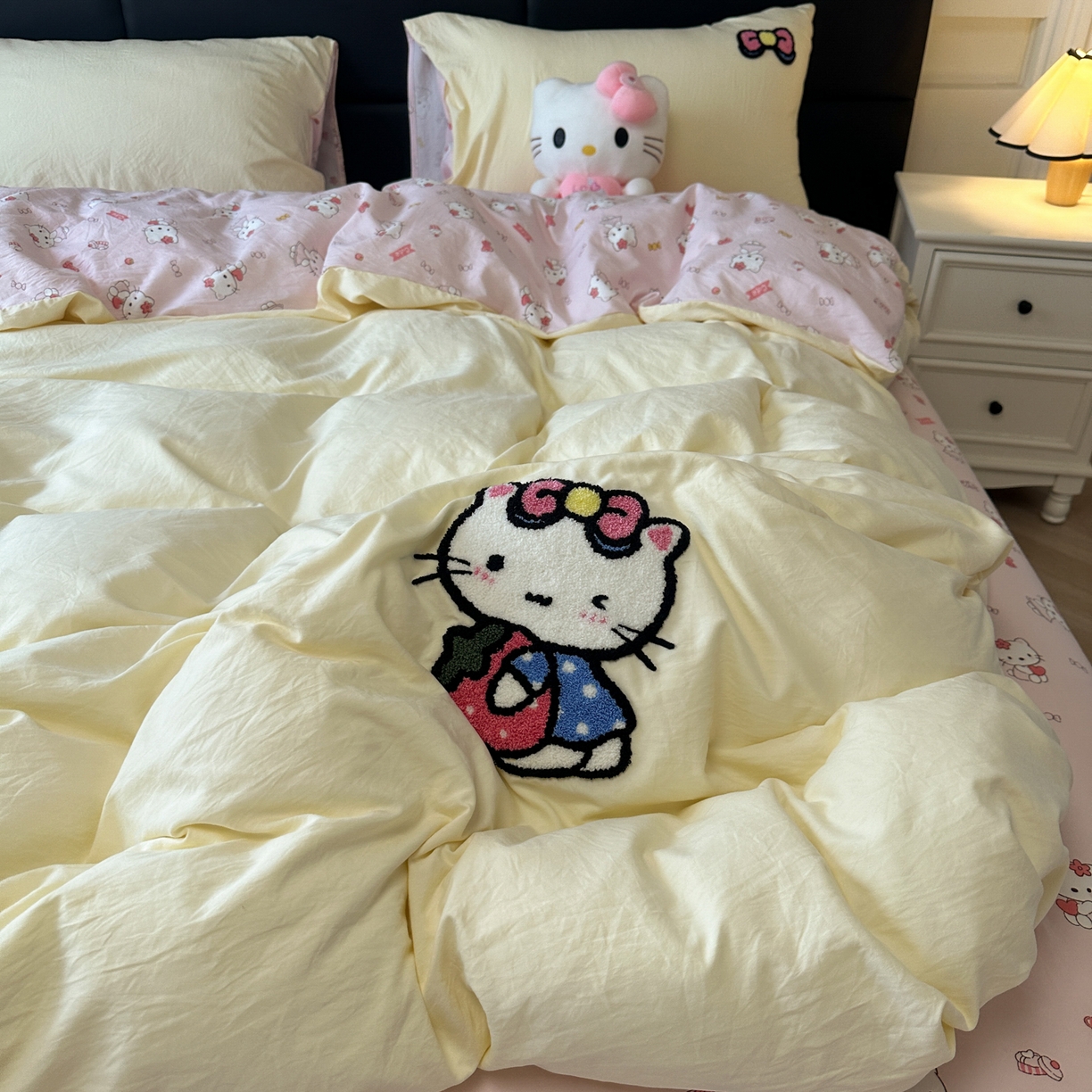 91家纺网 家纺一手货源 找家纺 盼季家纺 2025新款卡通水洗棉毛巾绣四件套 HELLO猫咪-毛巾绣-黄粉