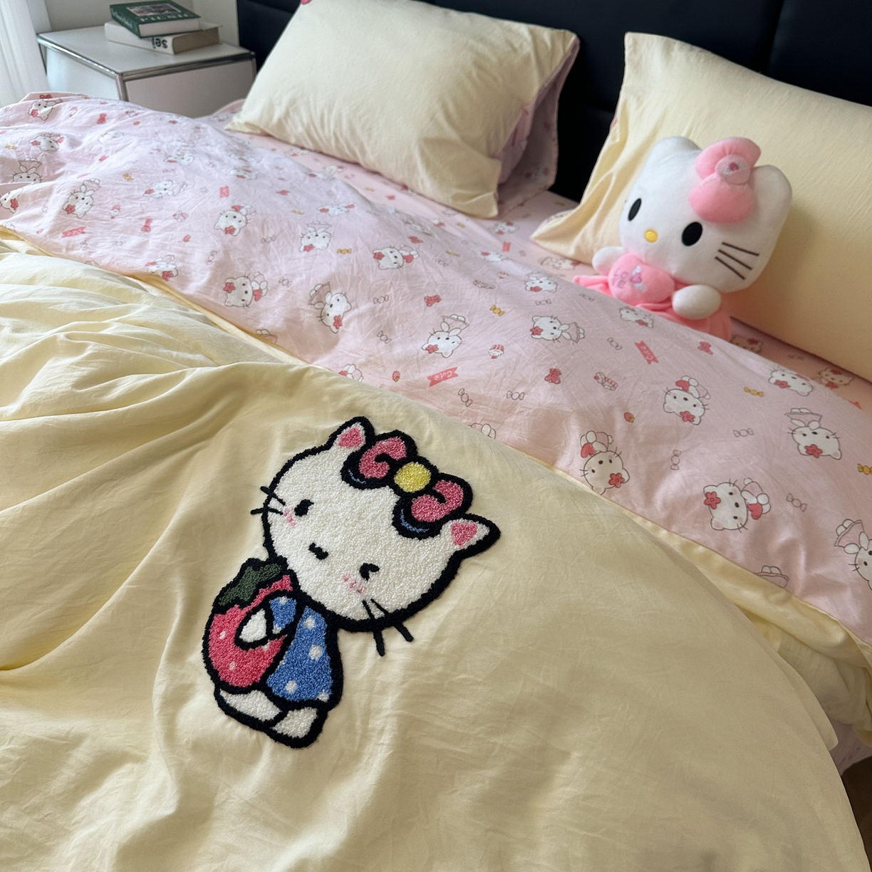91家纺网 家纺一手货源 找家纺 盼季家纺 2025新款卡通水洗棉毛巾绣四件套 HELLO猫咪-毛巾绣-黄粉