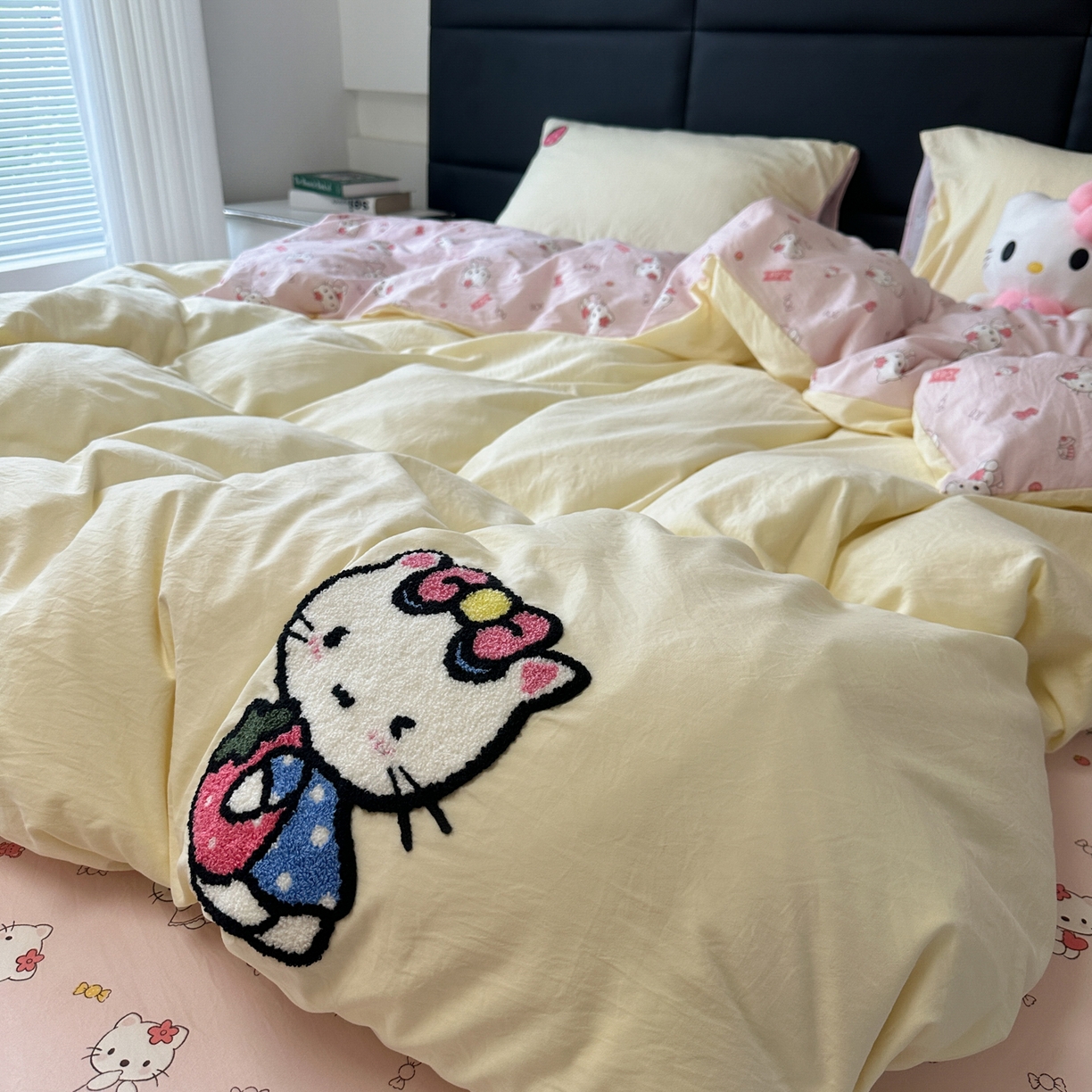 91家纺网 家纺一手货源 找家纺 盼季家纺 2025新款卡通水洗棉毛巾绣四件套 HELLO猫咪-毛巾绣-黄粉